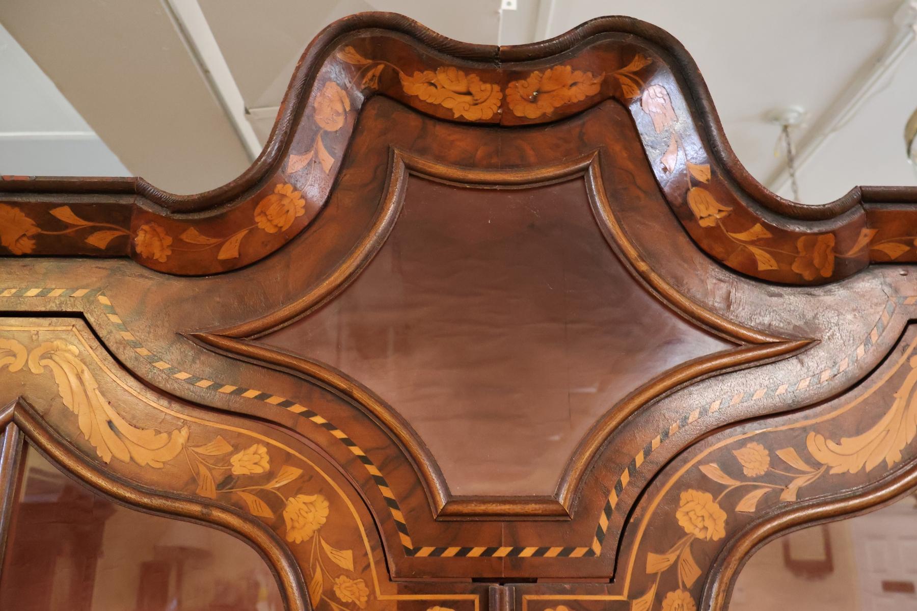 Cabinet d'exposition en marqueterie de ronce de noyer de style hollandais fait à l'anglaise en vente 11