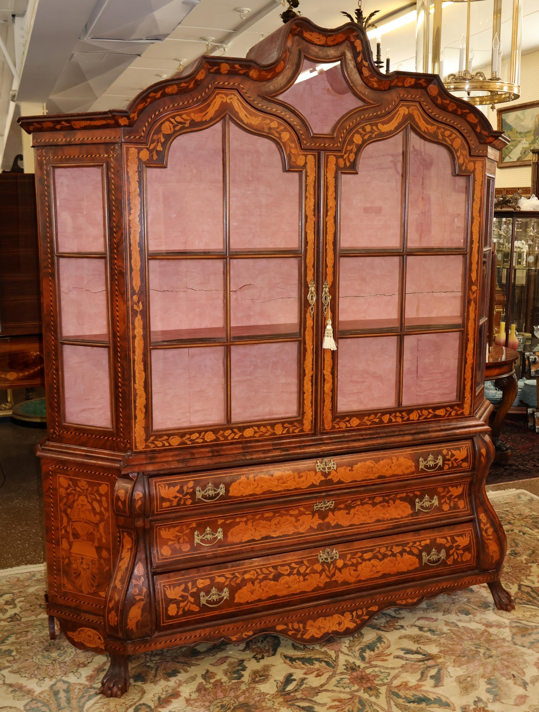 Cabinet d'exposition en marqueterie de ronce de noyer de style hollandais fait à l'anglaise

Dimensions : 89