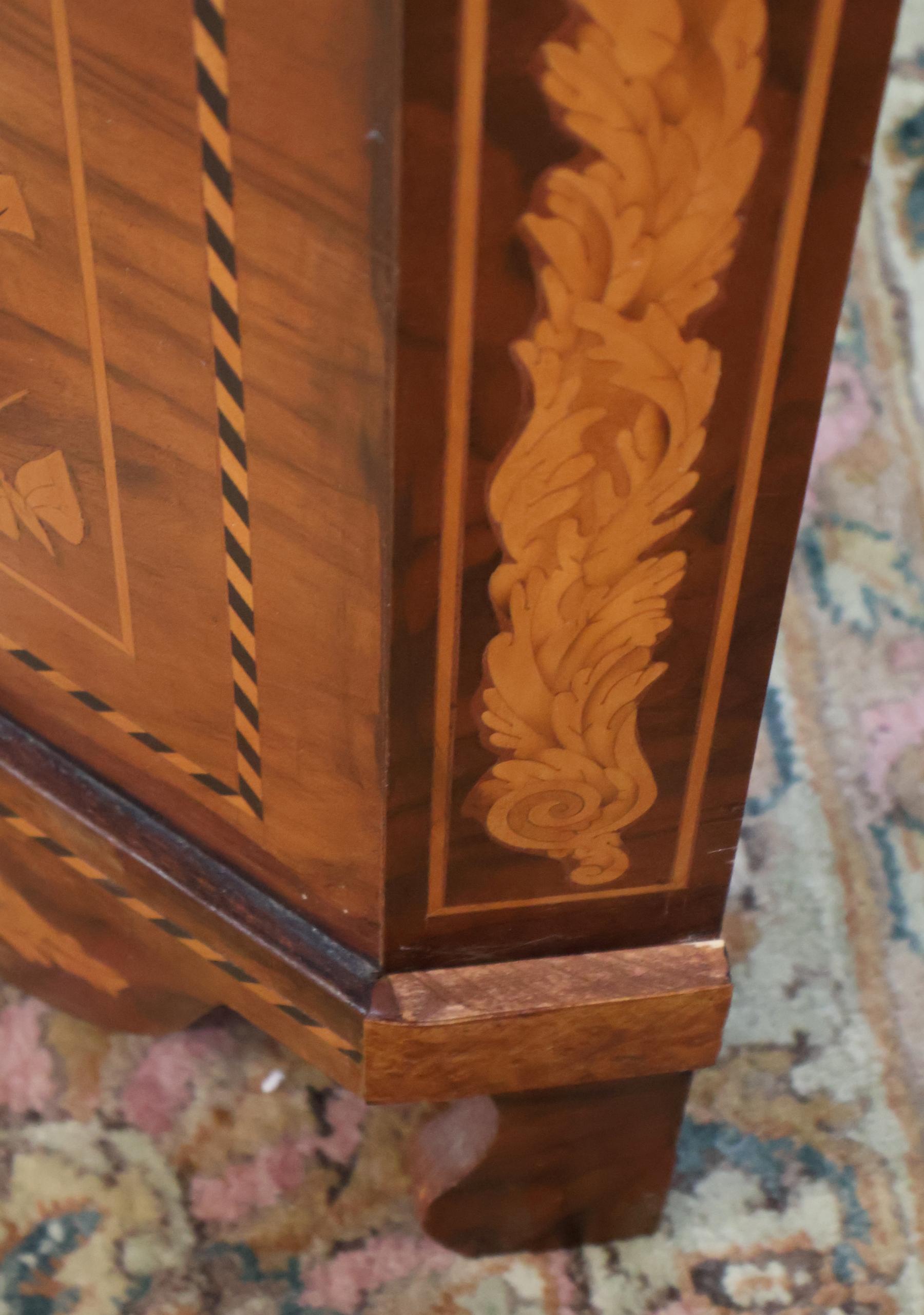 Cabinet d'exposition en marqueterie de ronce de noyer de style hollandais fait à l'anglaise en vente 13