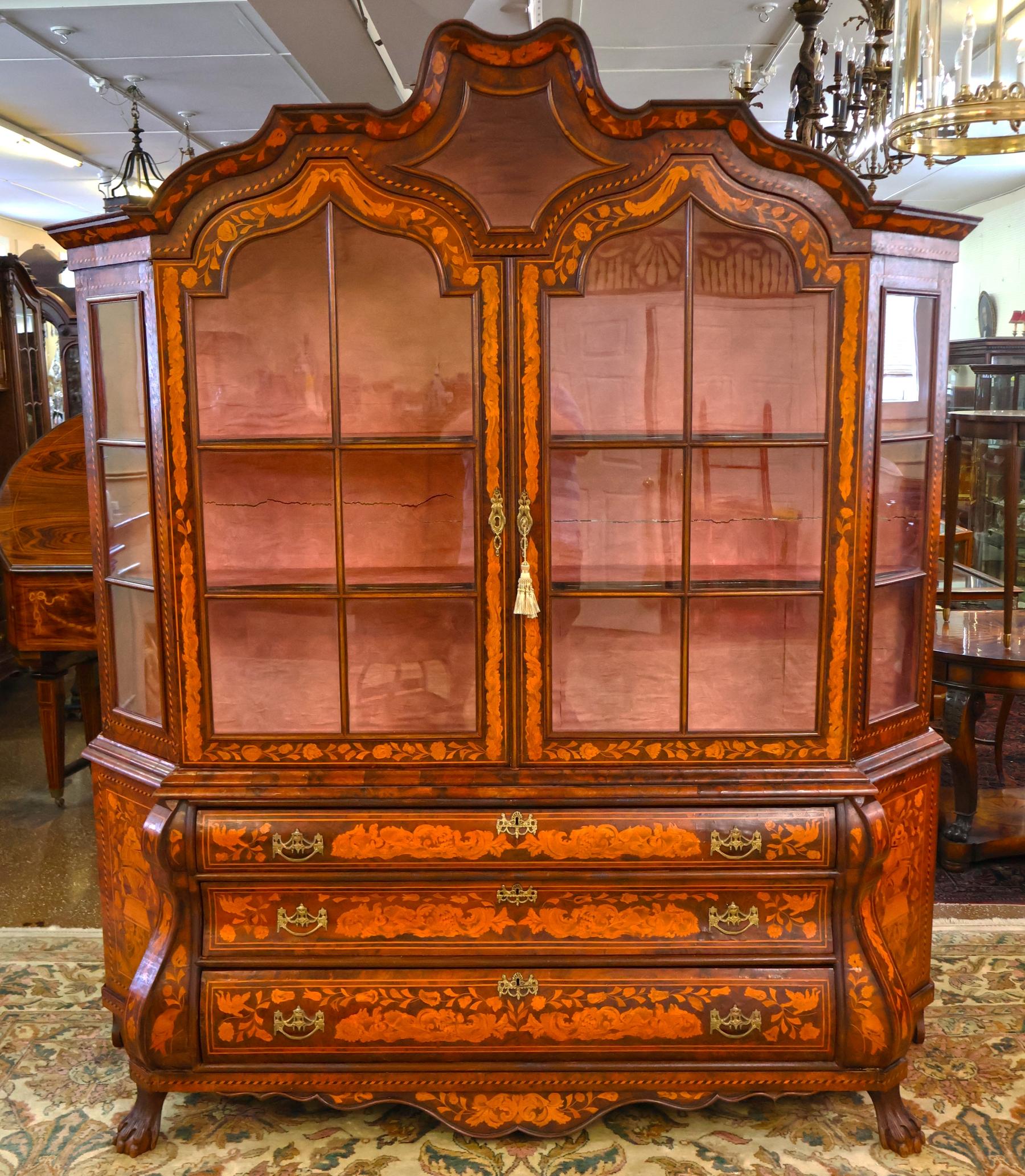 Britannique Cabinet d'exposition en marqueterie de ronce de noyer de style hollandais fait à l'anglaise en vente