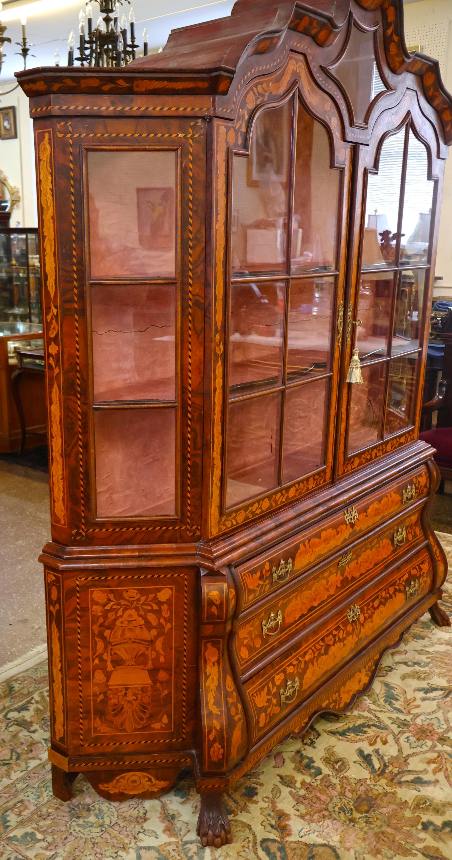 Cabinet d'exposition en marqueterie de ronce de noyer de style hollandais fait à l'anglaise Bon état - En vente à Long Branch, NJ