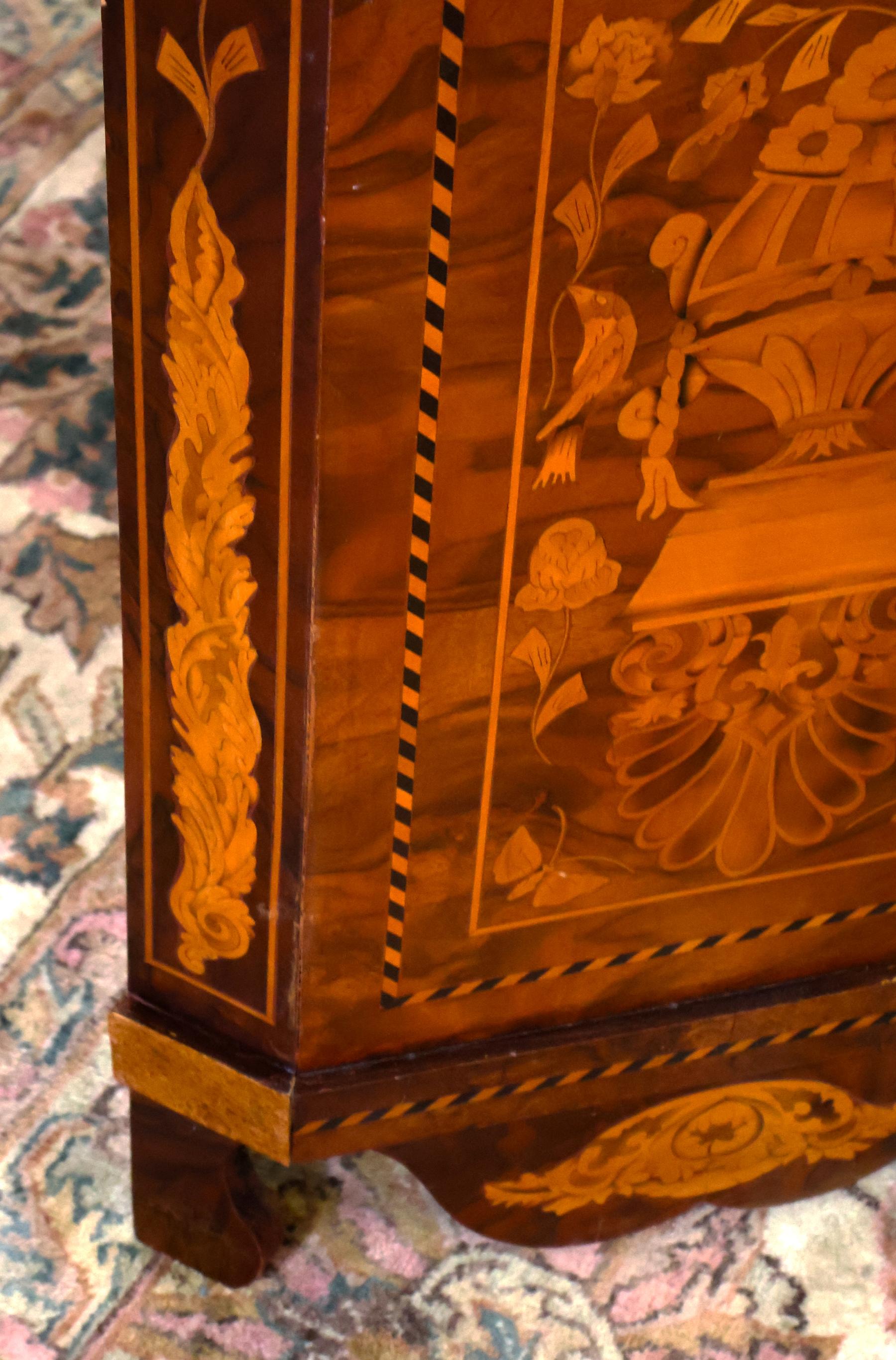 20ième siècle Cabinet d'exposition en marqueterie de ronce de noyer de style hollandais fait à l'anglaise en vente