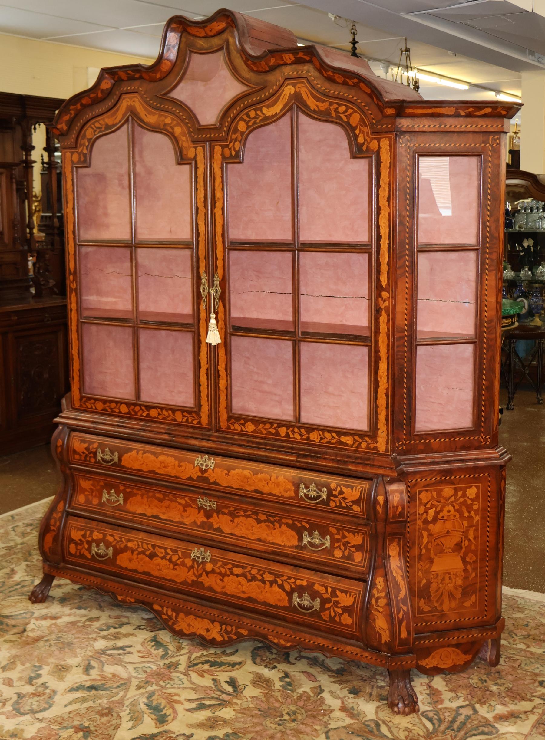 Cabinet d'exposition en marqueterie de ronce de noyer de style hollandais fait à l'anglaise en vente 1
