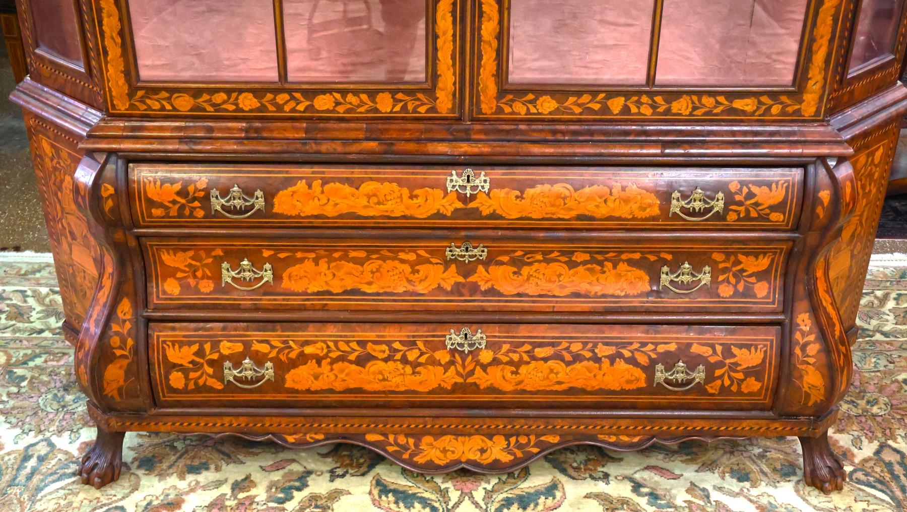 Cabinet d'exposition en marqueterie de ronce de noyer de style hollandais fait à l'anglaise en vente 2