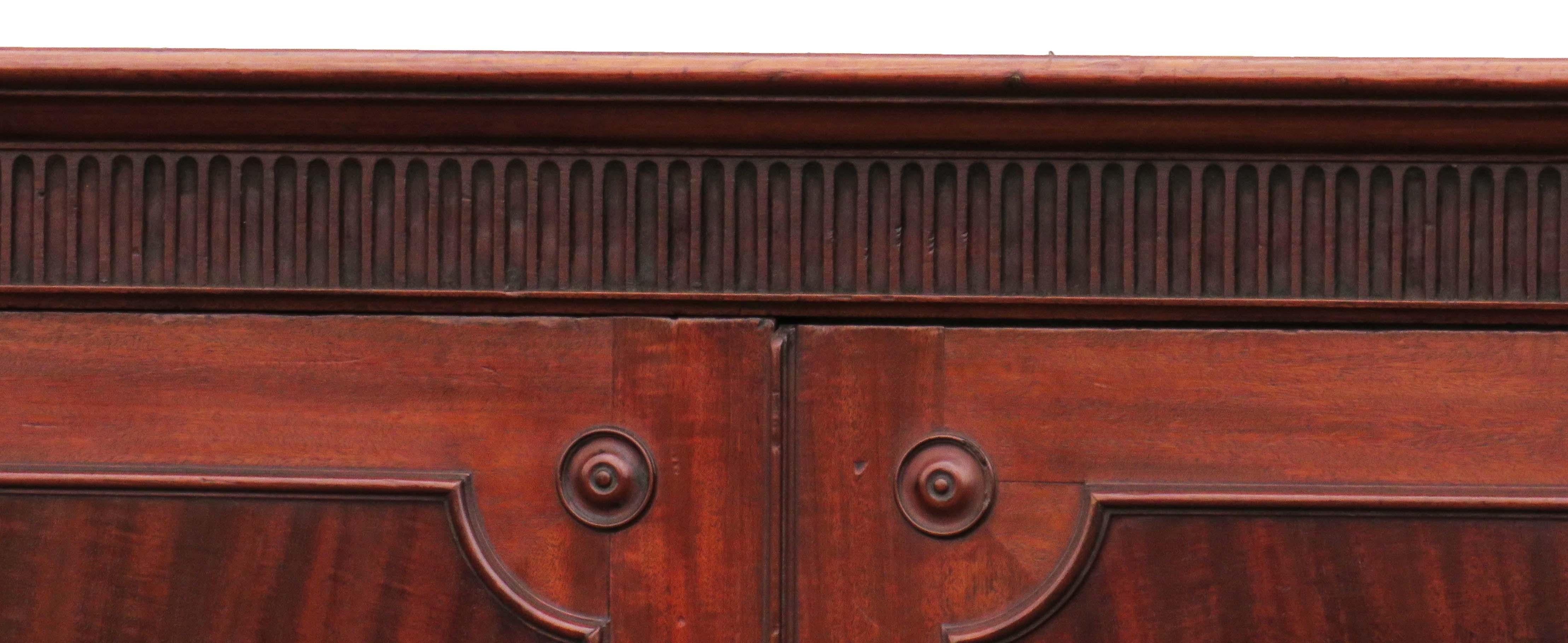 An excellent quality 18th century Georgian mahogany linen
Press having elegant fluted cornice over superbly figured
Pair of panelled doors enclosing original cedar lined sliding
Trays above two short and two long drawers retaining
Original brass