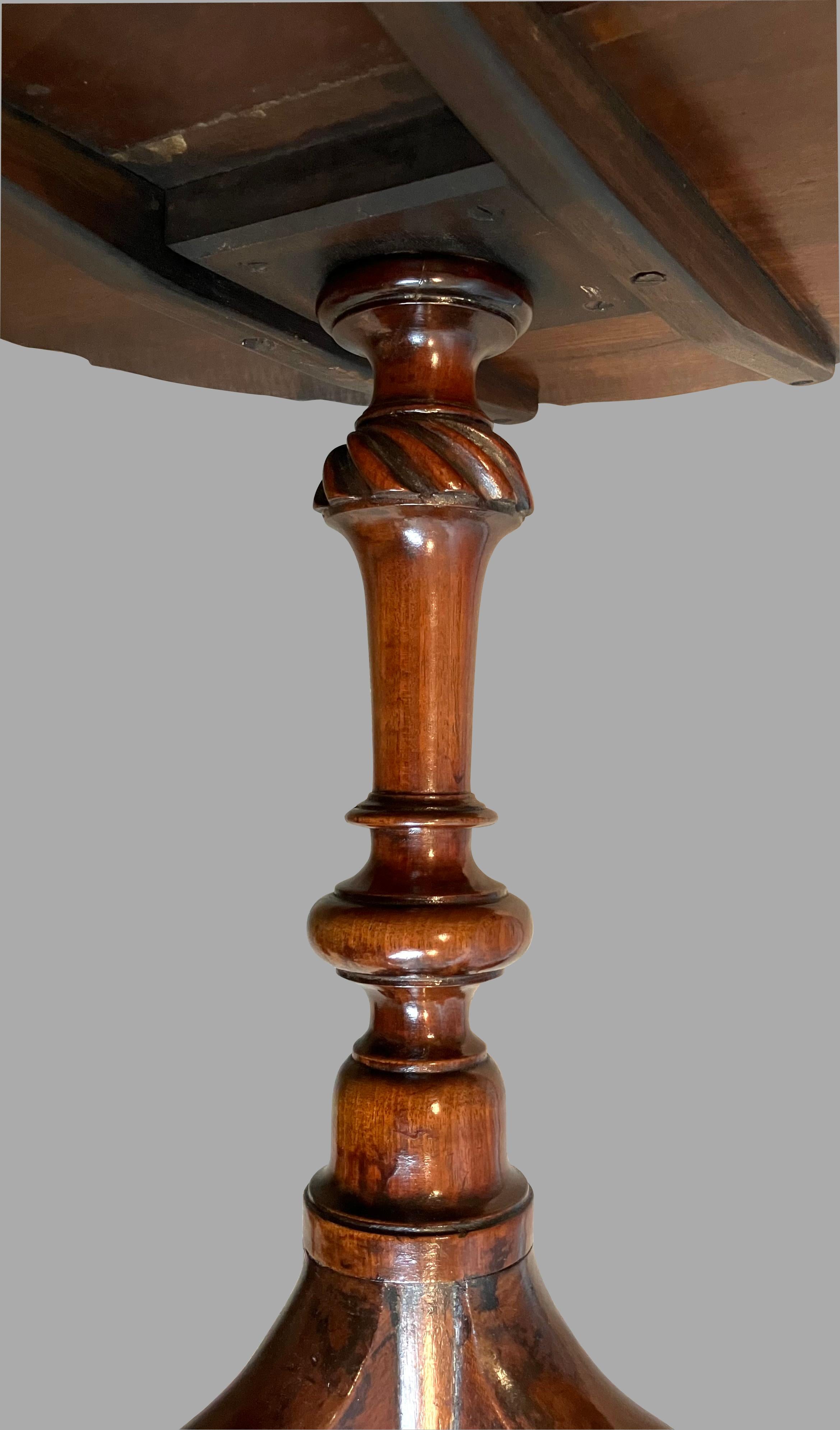 English Mahogany 18th Century Chippendale Pie Crust Table of Small Size For Sale 7