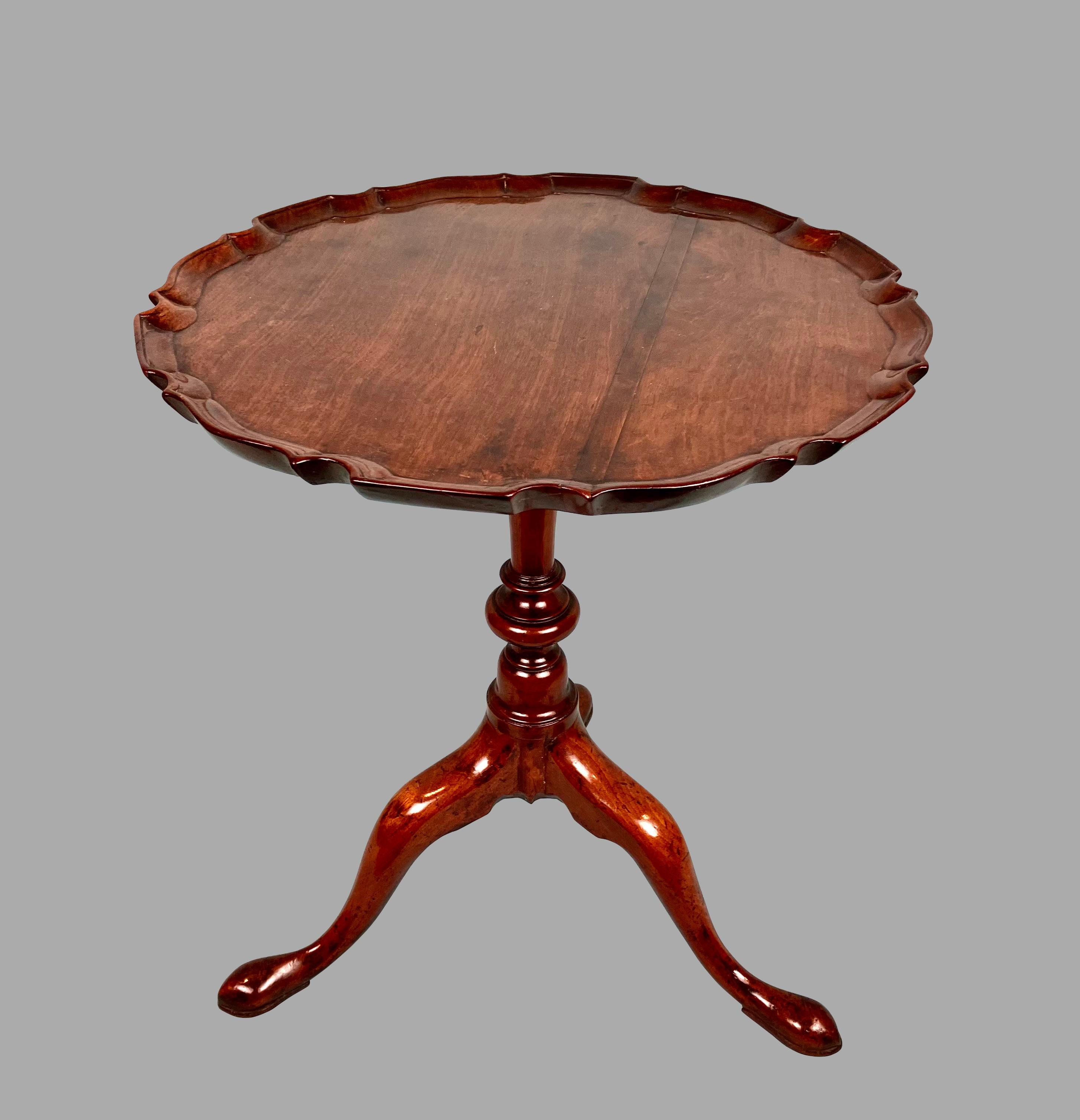 English Mahogany 18th Century Chippendale Pie Crust Table of Small Size In Good Condition For Sale In San Francisco, CA