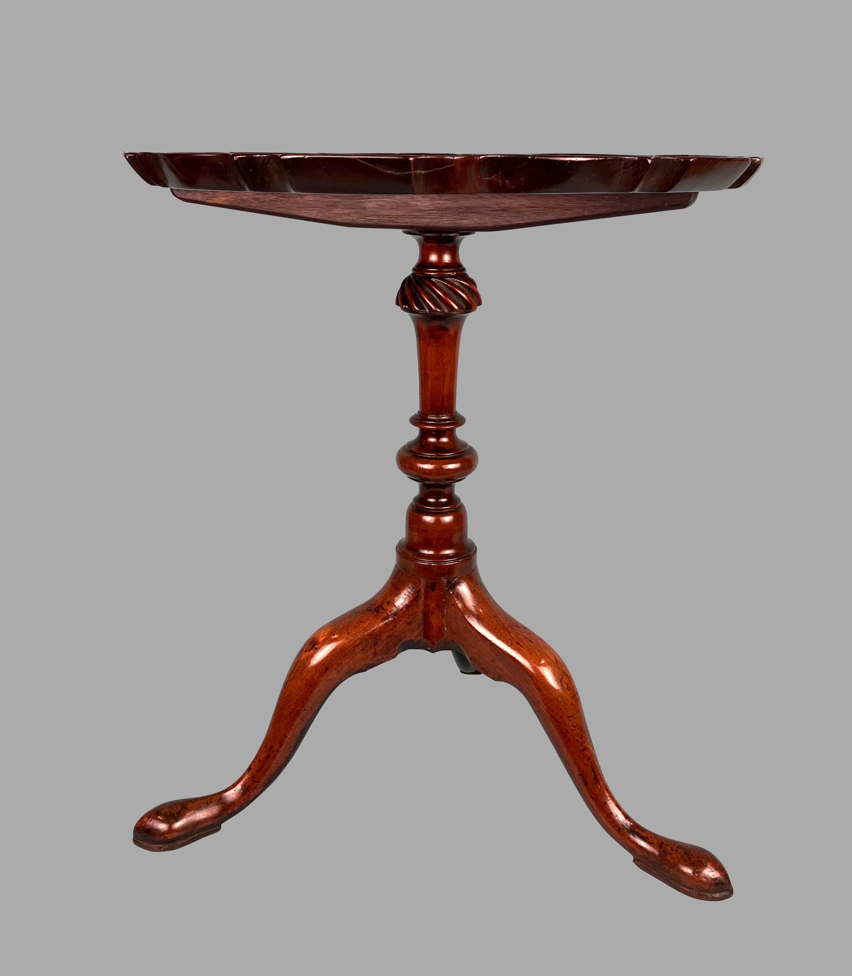 English Mahogany 18th Century Chippendale Pie Crust Table of Small Size For Sale 1