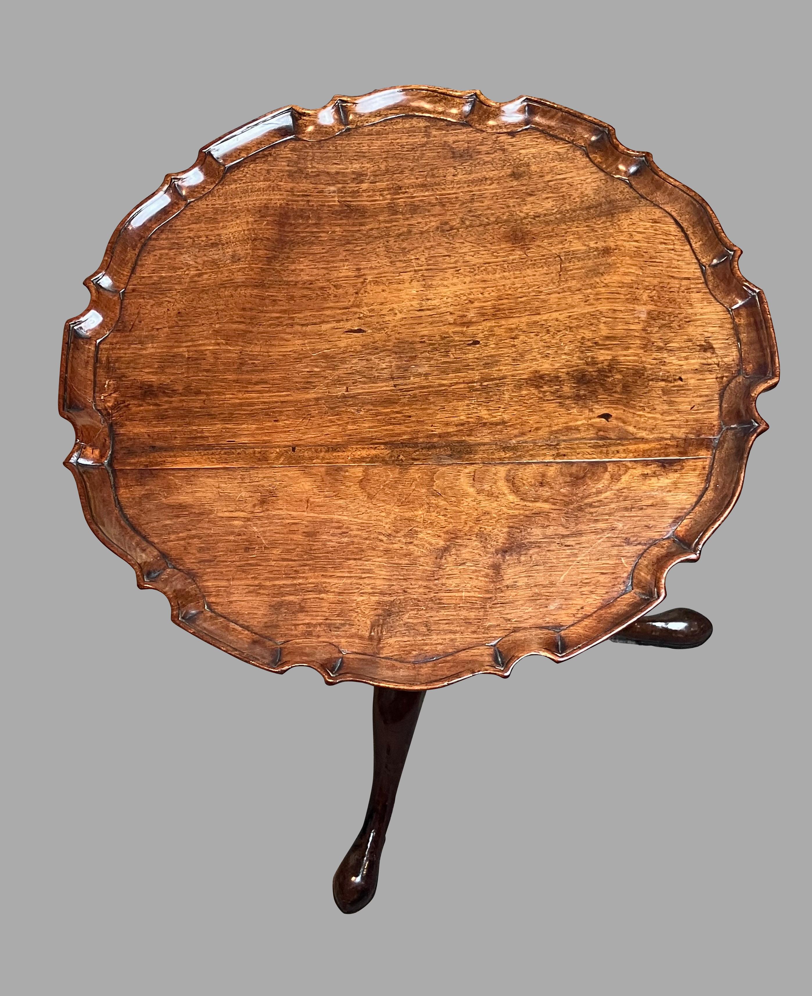 English Mahogany 18th Century Chippendale Pie Crust Table of Small Size For Sale 2