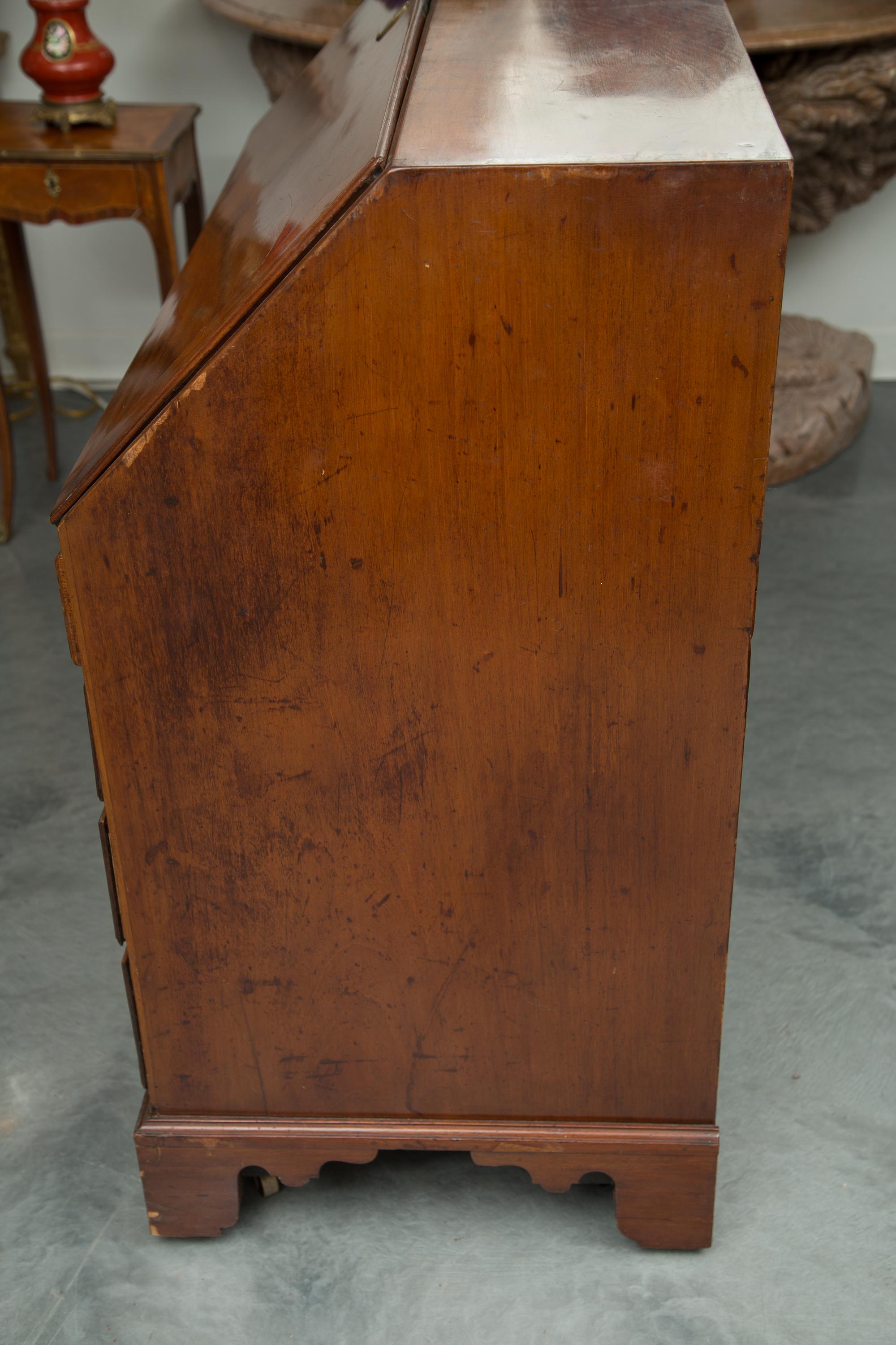 English Mahogany 18th Century Slant Top Desk In Good Condition For Sale In WEST PALM BEACH, FL