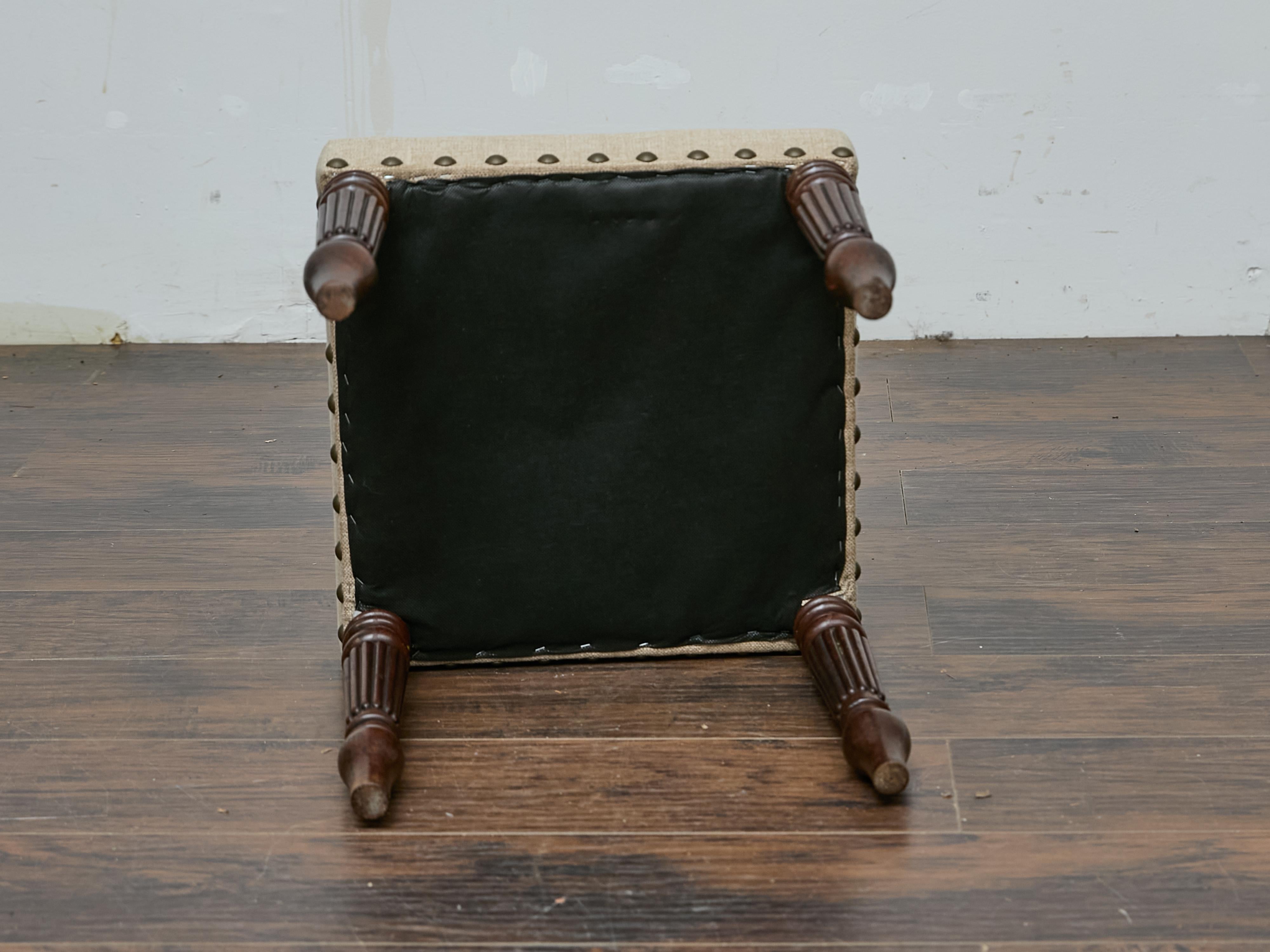 Sgabello inglese in mogano del XIX secolo con gambe tornite e rivestimento in lino personalizzato in vendita 4