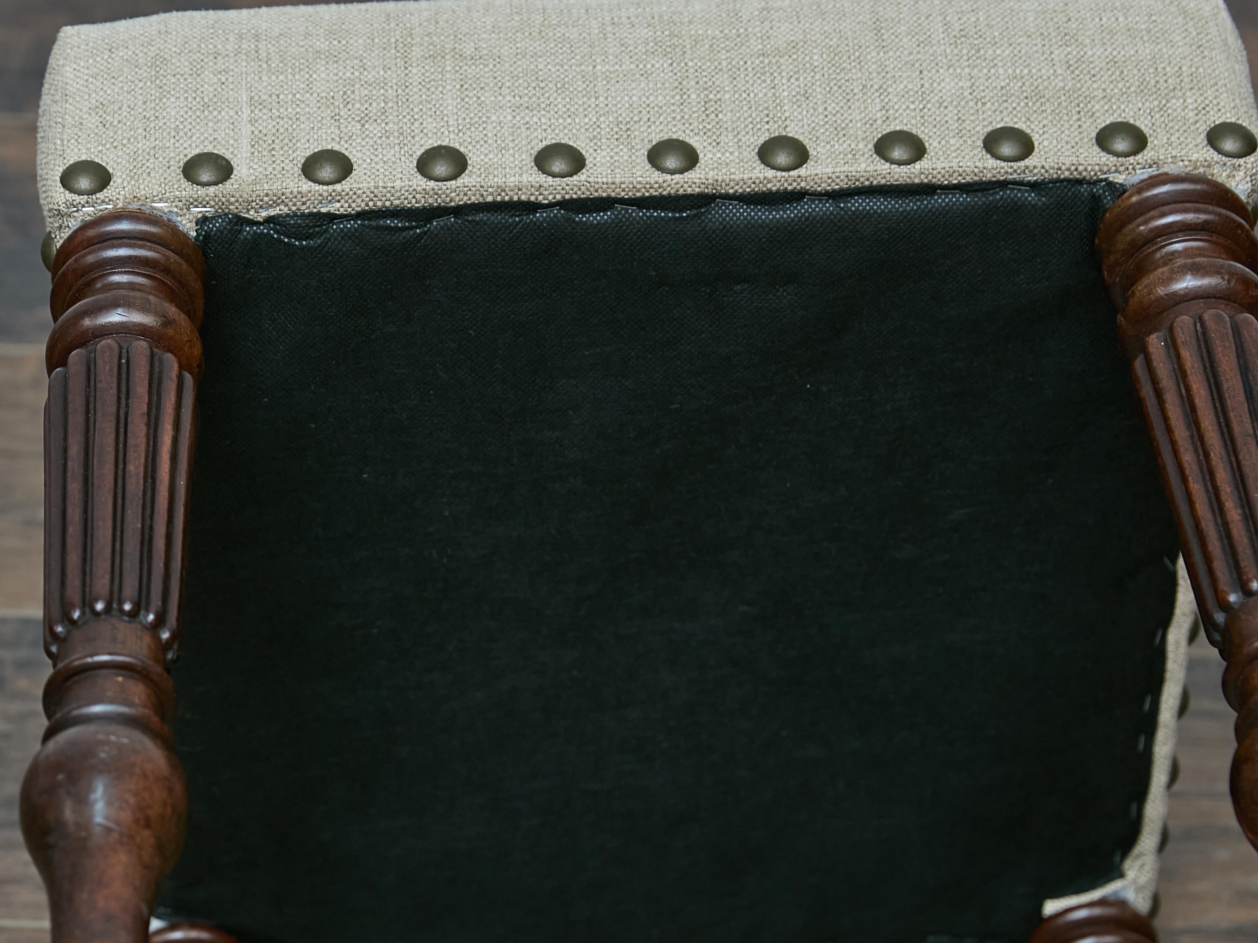 Sgabello inglese in mogano del XIX secolo con gambe tornite e rivestimento in lino personalizzato in vendita 5