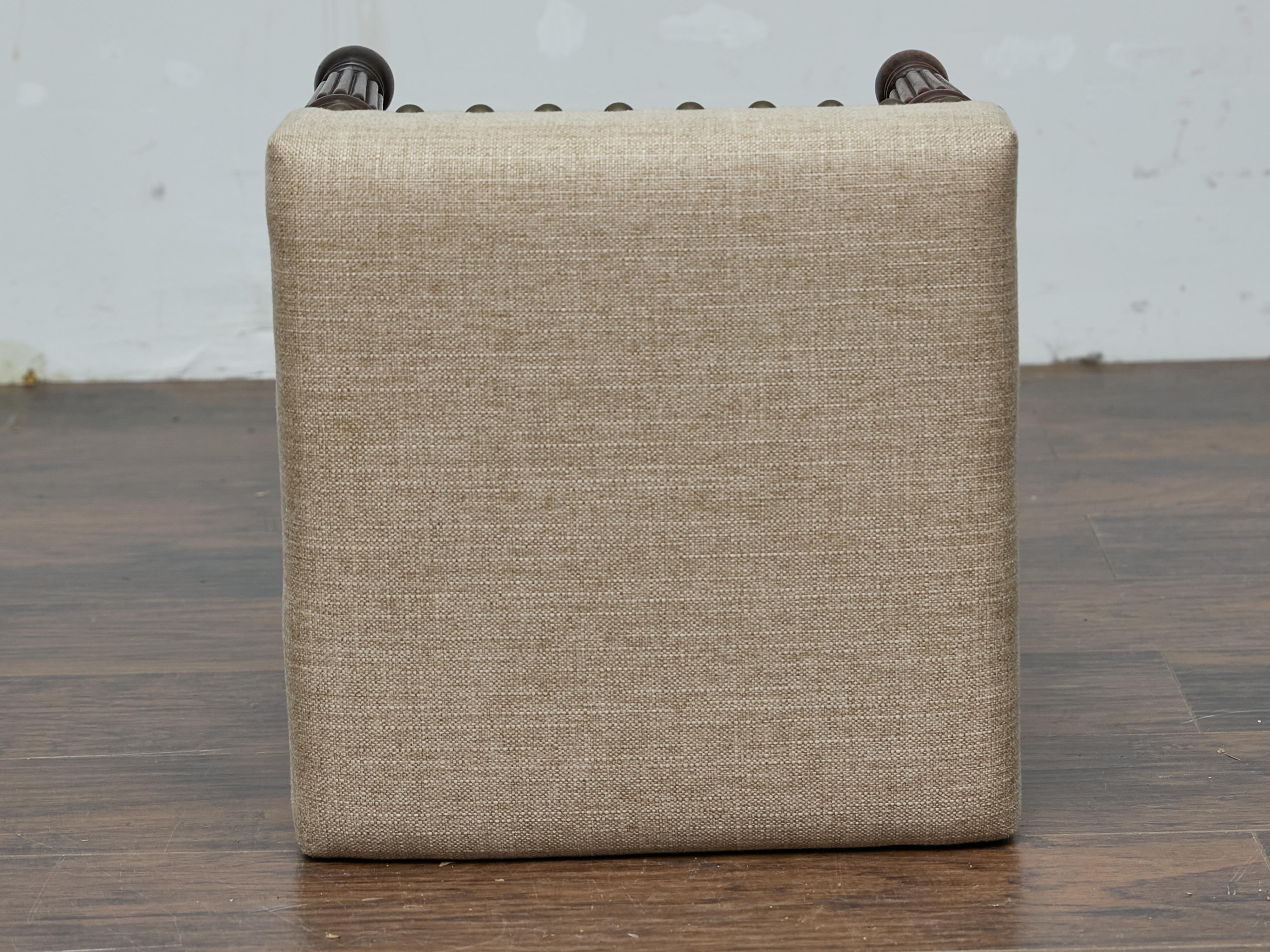 Sgabello inglese in mogano del XIX secolo con gambe tornite e rivestimento in lino personalizzato in vendita 7