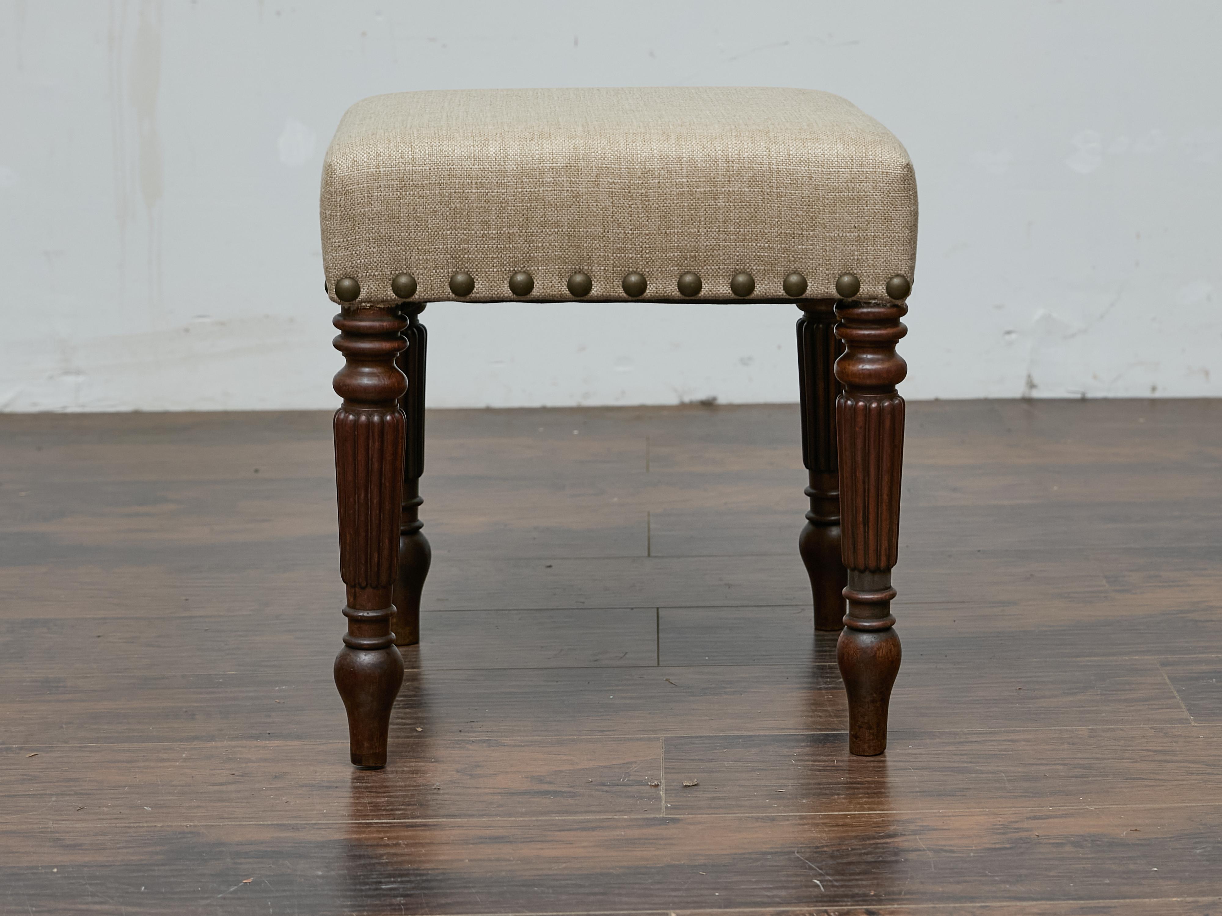Sgabello inglese in mogano del XIX secolo con gambe tornite e rivestimento in lino personalizzato in vendita 11