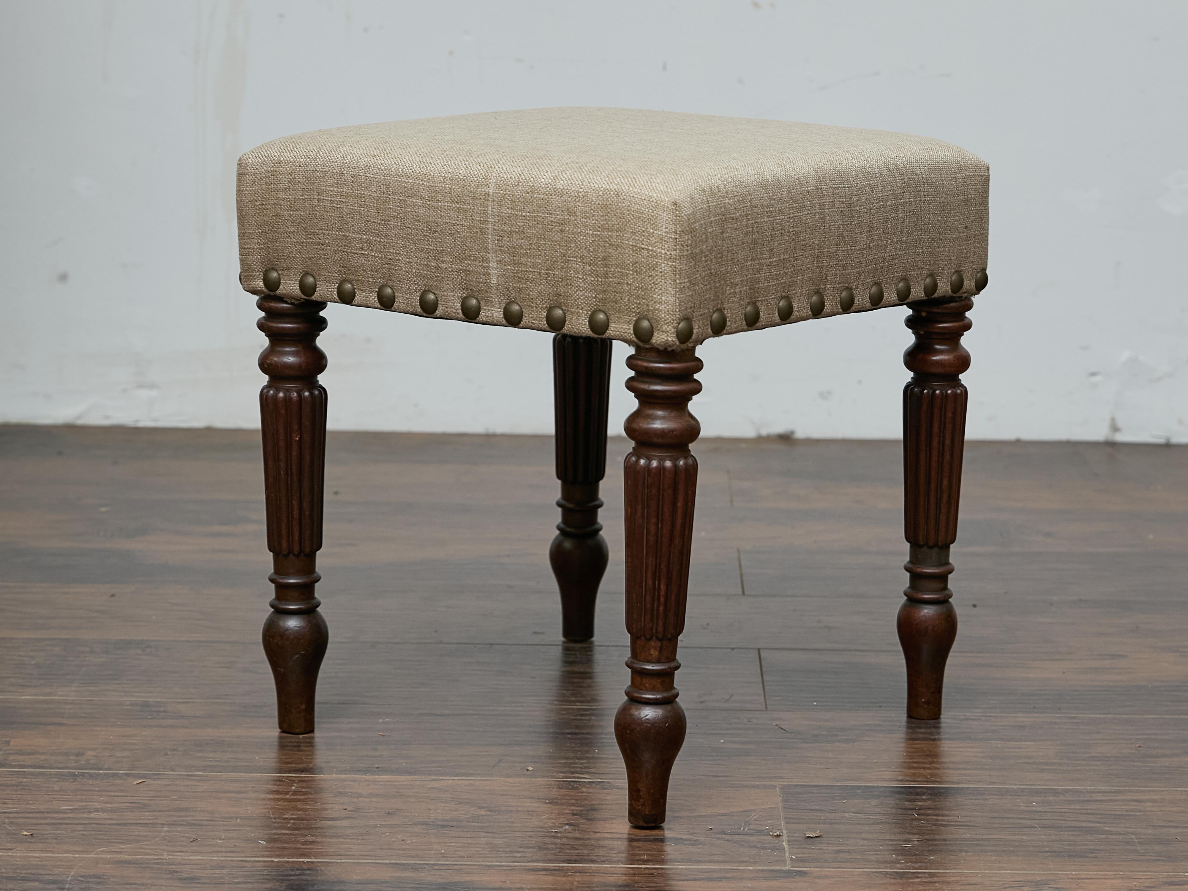 Inglese Sgabello inglese in mogano del XIX secolo con gambe tornite e rivestimento in lino personalizzato in vendita