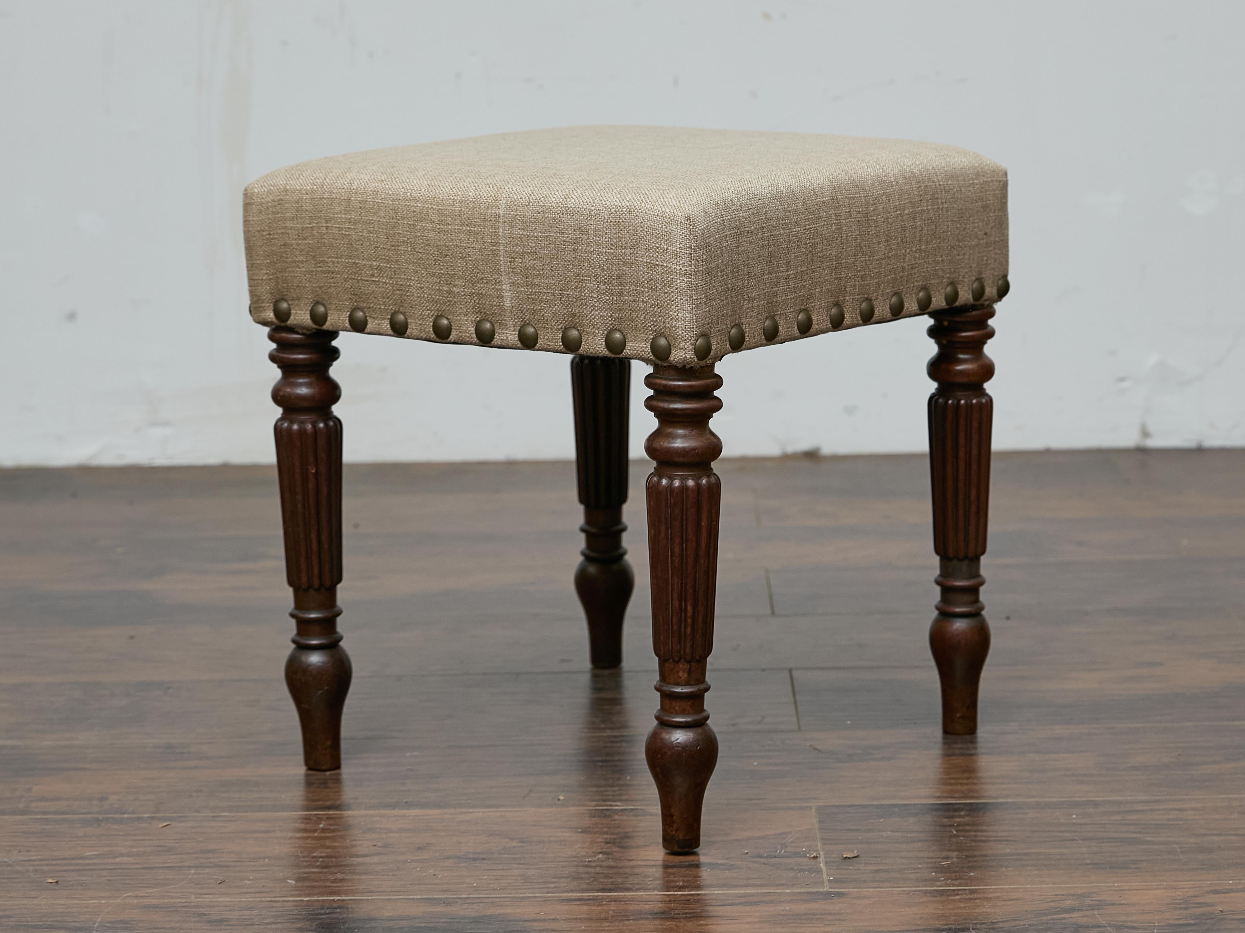 Intagliato Sgabello inglese in mogano del XIX secolo con gambe tornite e rivestimento in lino personalizzato in vendita