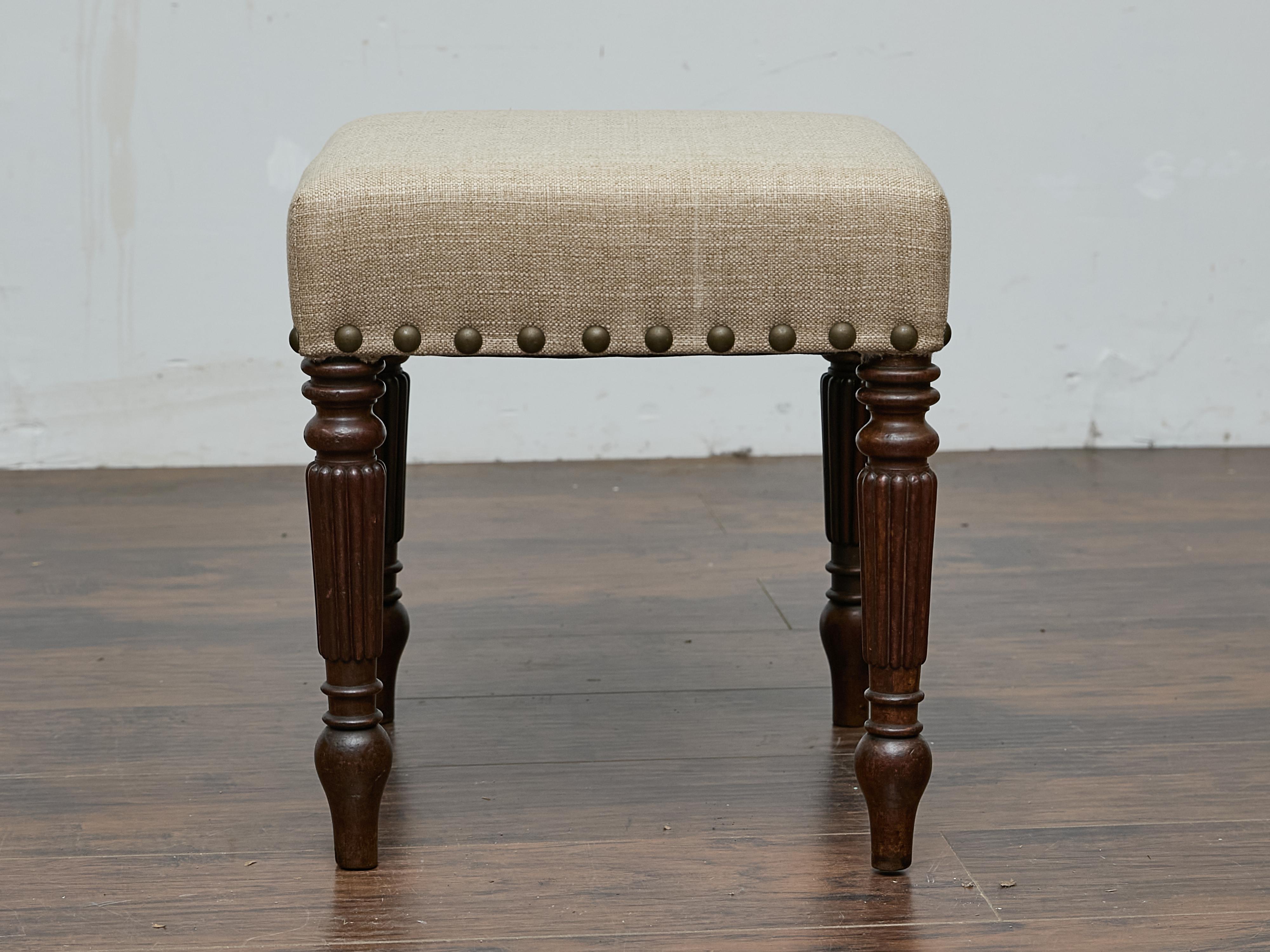 Sgabello inglese in mogano del XIX secolo con gambe tornite e rivestimento in lino personalizzato In condizioni buone in vendita a Atlanta, GA