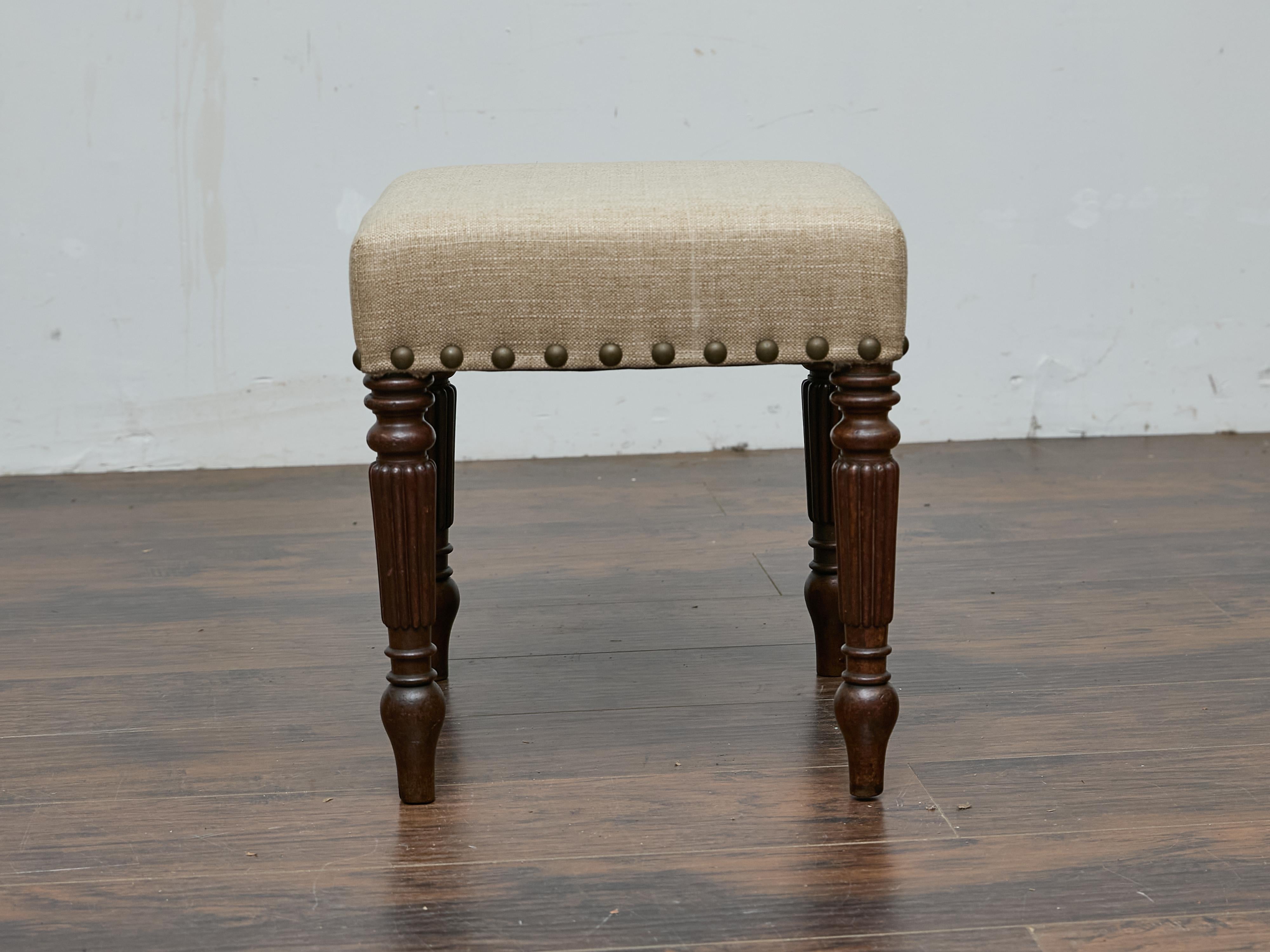 Tessuto Sgabello inglese in mogano del XIX secolo con gambe tornite e rivestimento in lino personalizzato in vendita