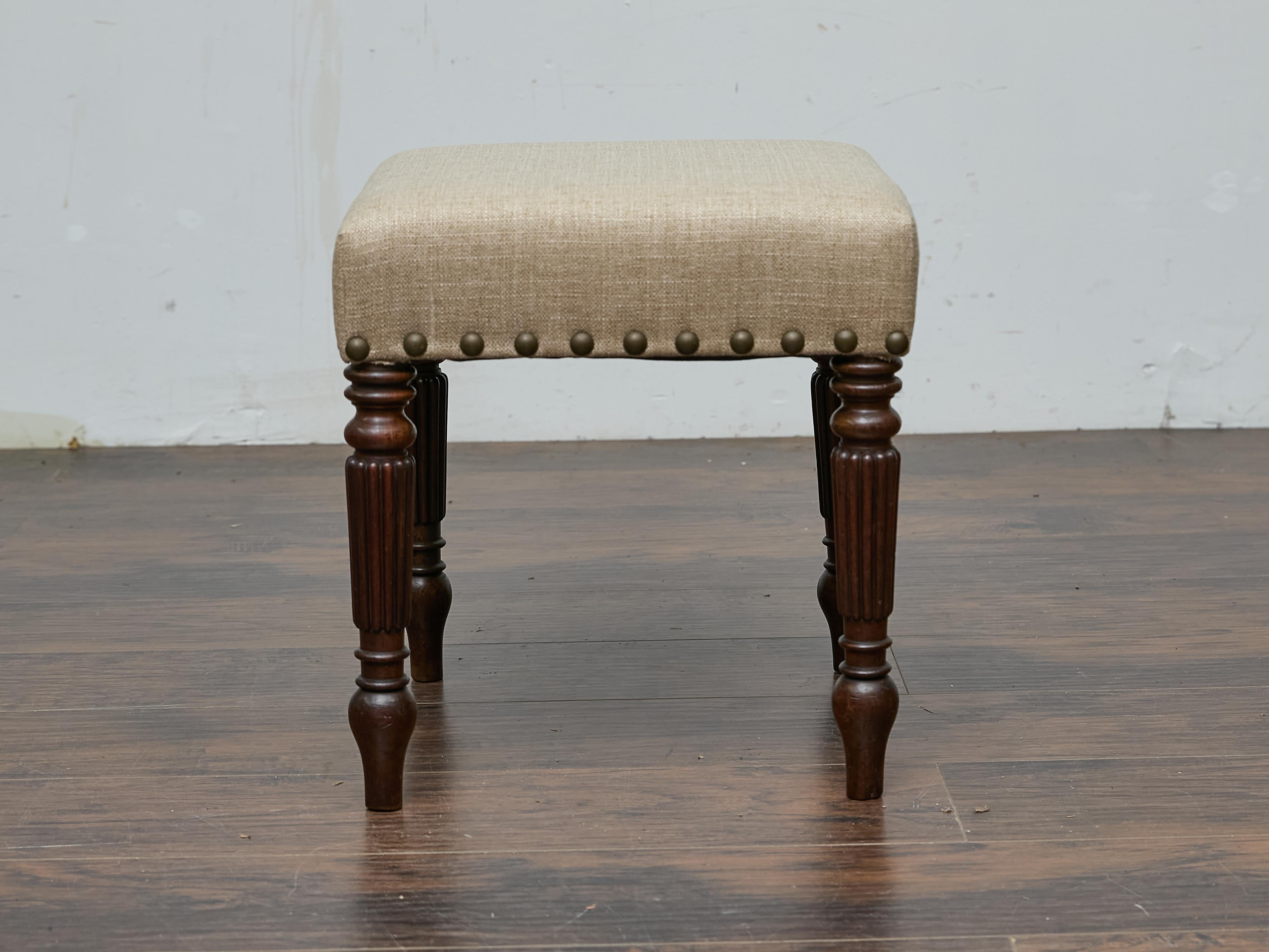 Sgabello inglese in mogano del XIX secolo con gambe tornite e rivestimento in lino personalizzato in vendita 1