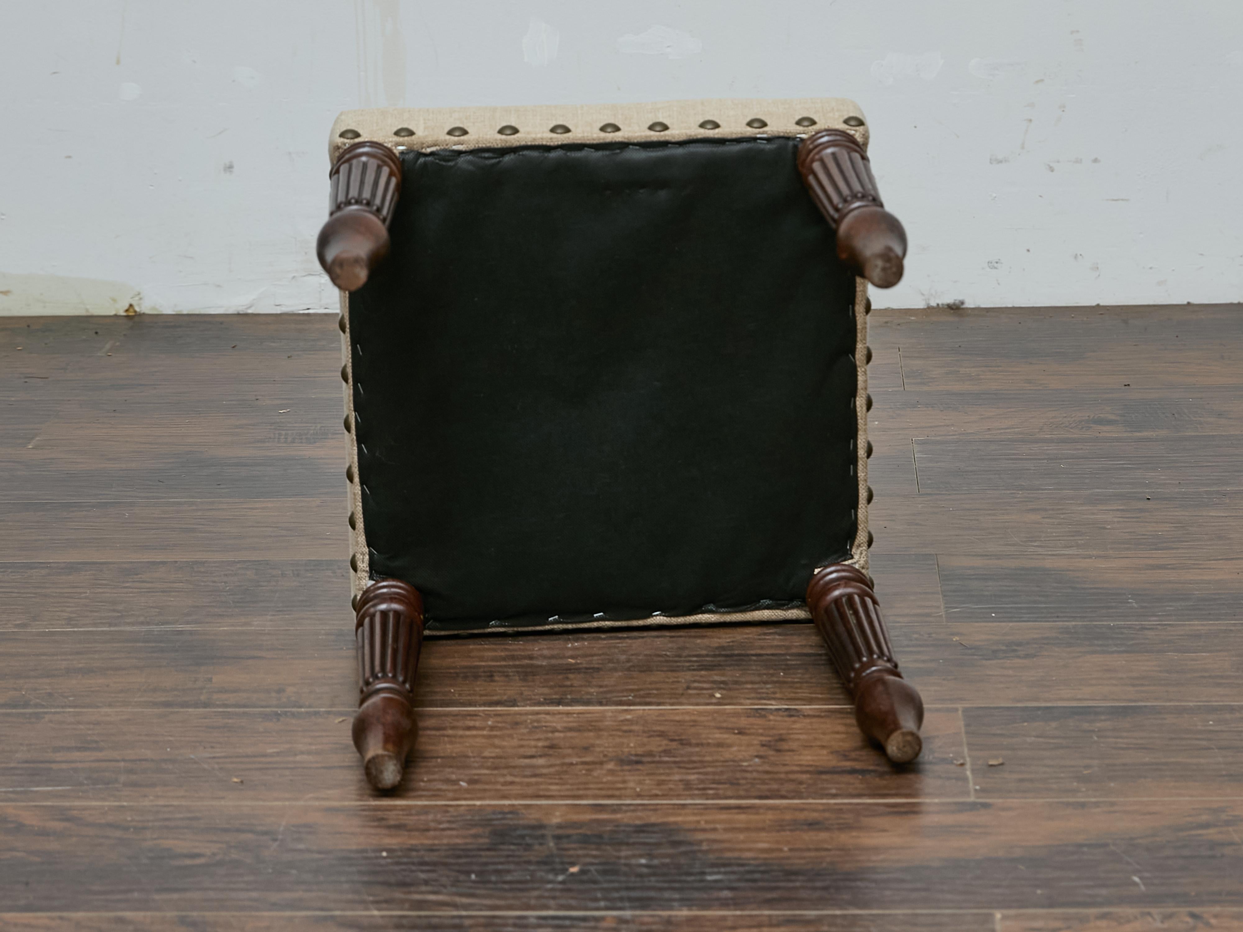 Sgabello inglese in mogano del XIX secolo con gambe tornite e rivestimento in lino personalizzato in vendita 3