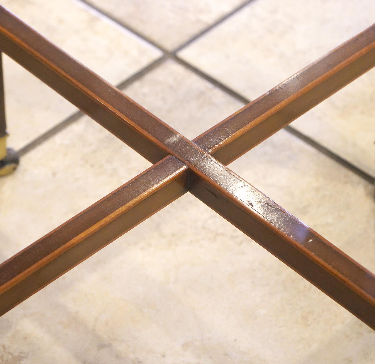 Table de couture à 3 tiroirs en acajou anglais avec de belles incrustations en bois de satin en vente 3