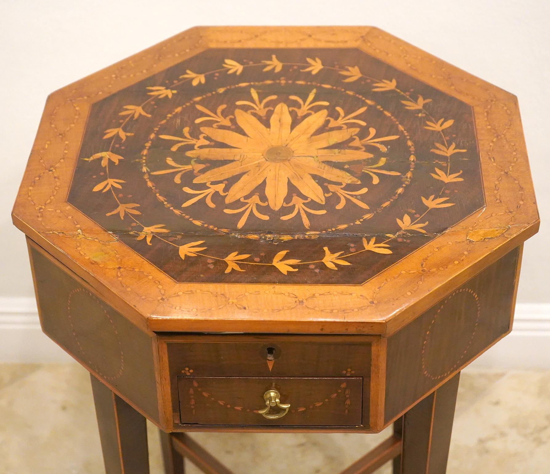 Table de couture à 3 tiroirs en acajou anglais avec de belles incrustations en bois de satin en vente 4