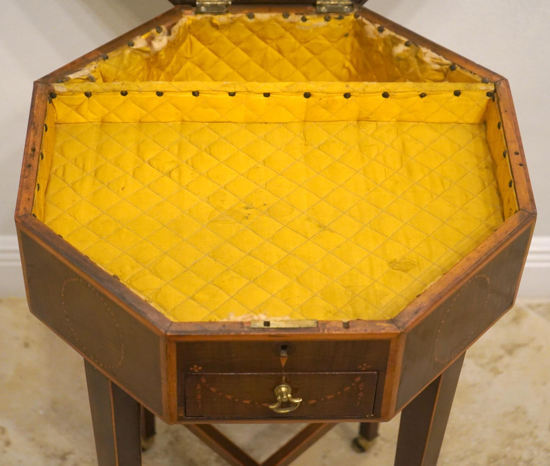 Table de couture à 3 tiroirs en acajou anglais avec de belles incrustations en bois de satin en vente 5