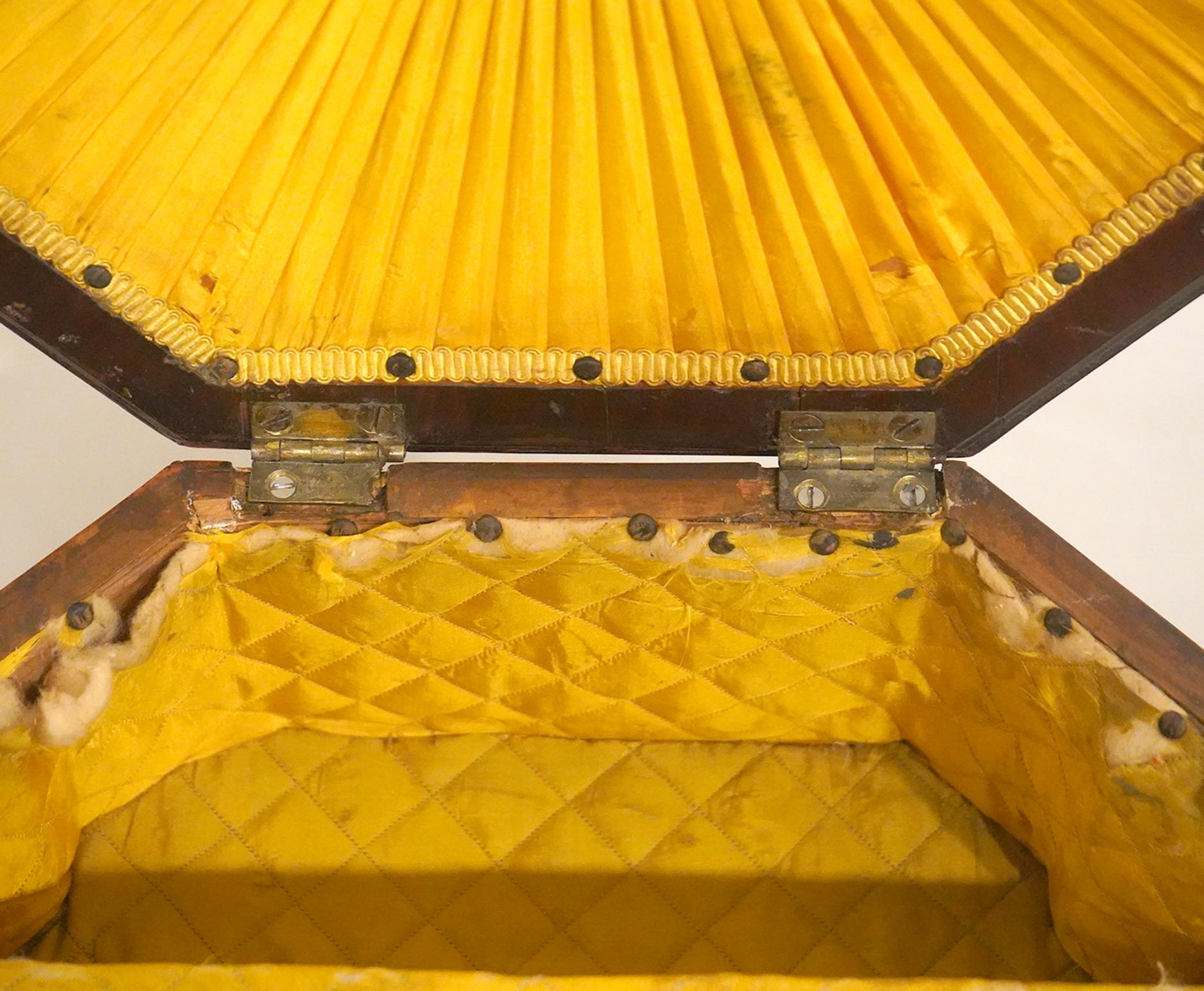 Table de couture à 3 tiroirs en acajou anglais avec de belles incrustations en bois de satin en vente 6