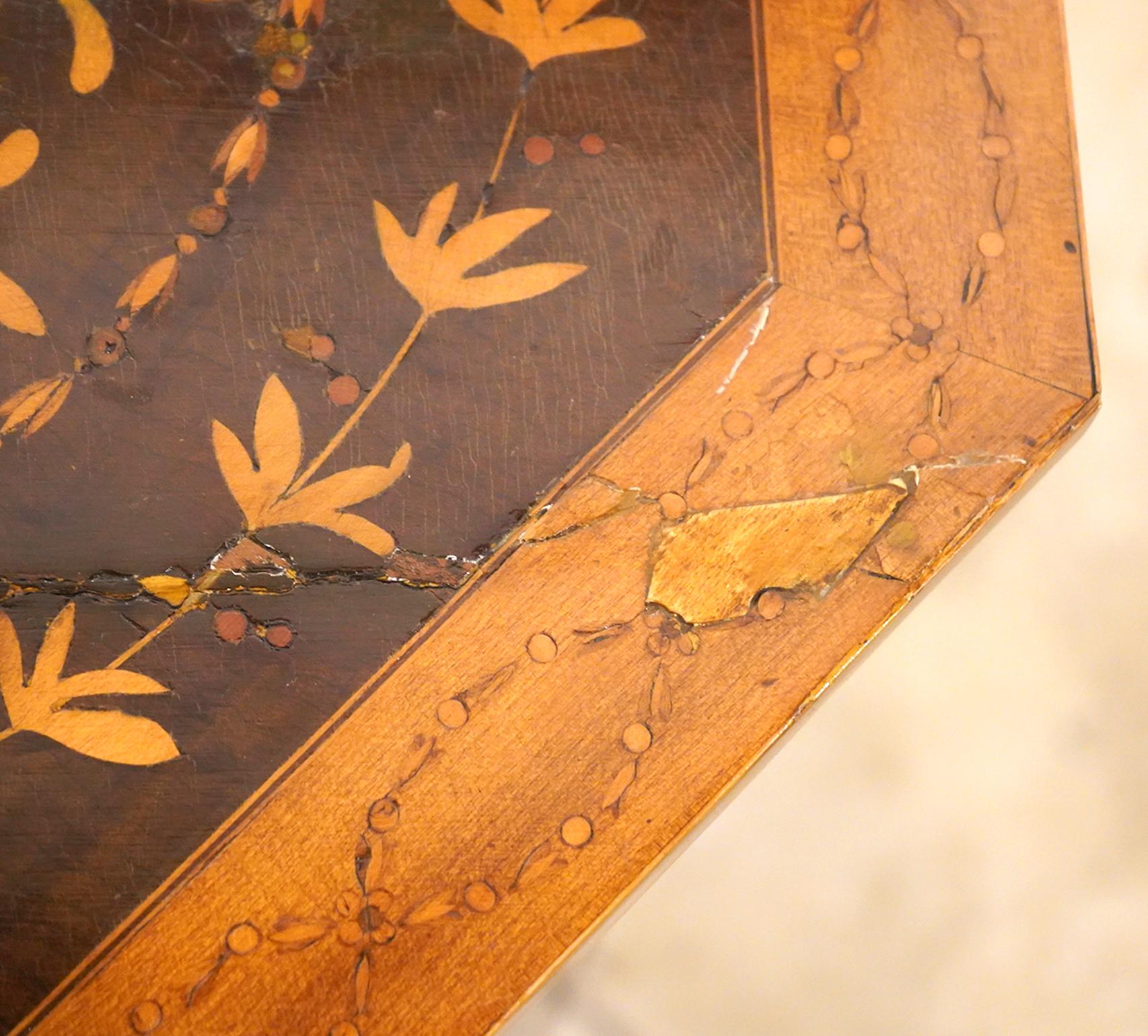 Table de couture à 3 tiroirs en acajou anglais avec de belles incrustations en bois de satin en vente 7