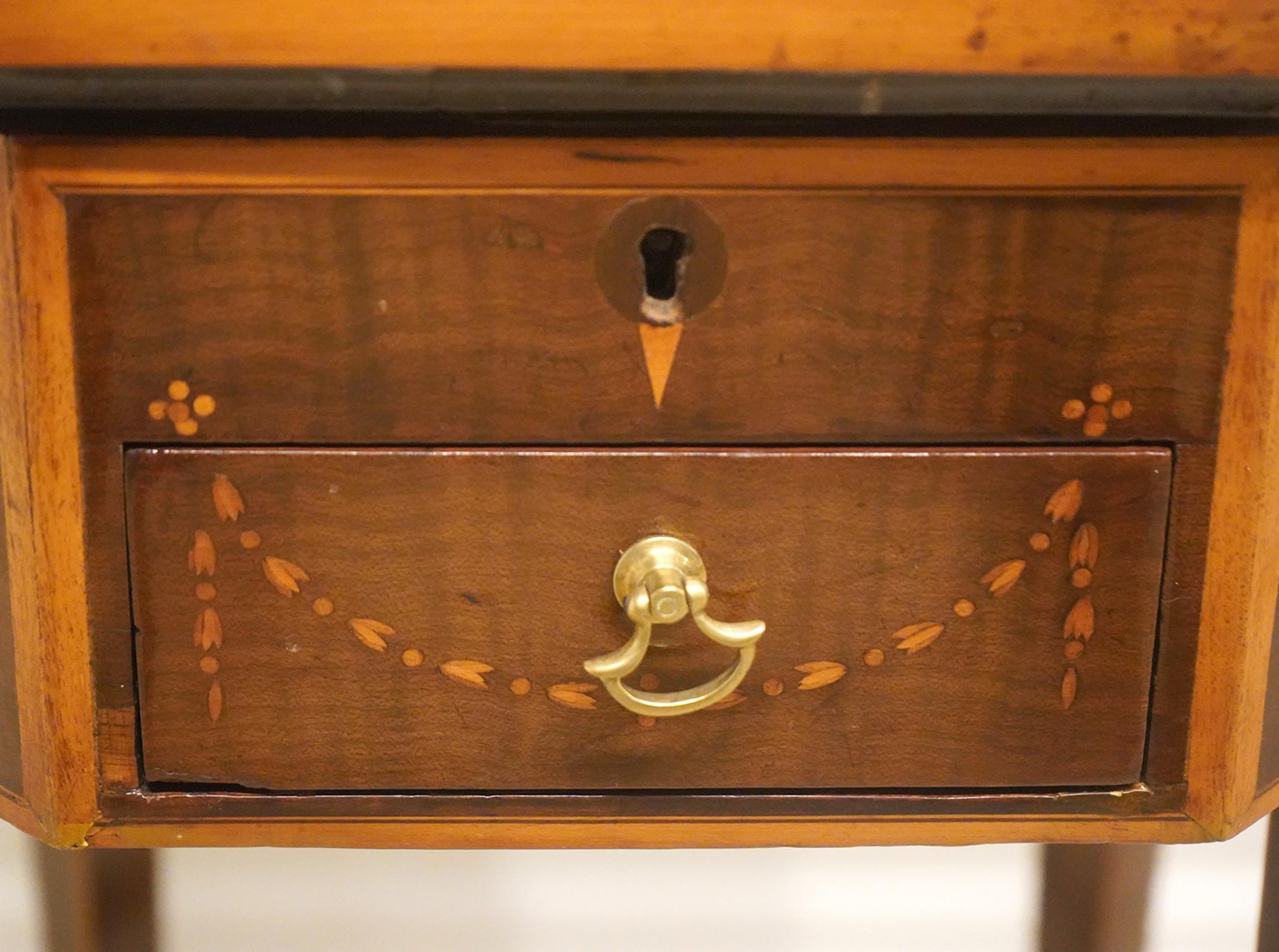 Table de couture à 3 tiroirs en acajou anglais avec de belles incrustations en bois de satin en vente 8