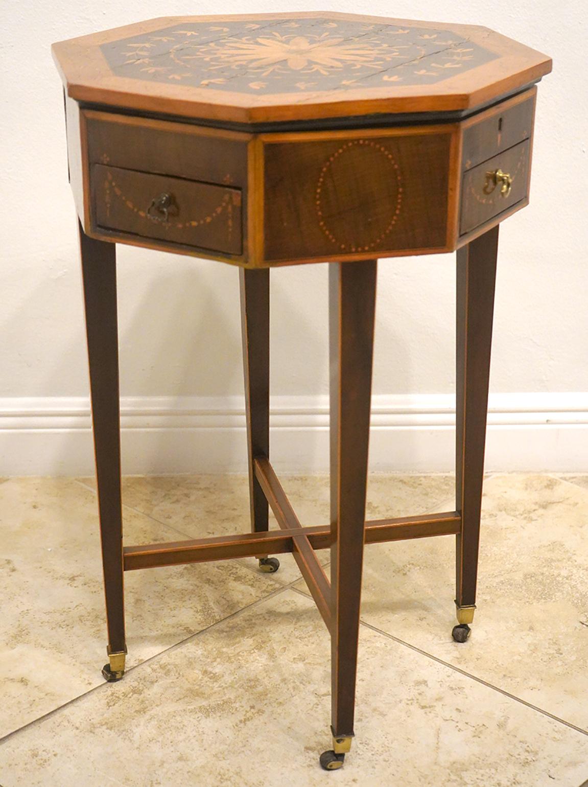 Table de couture à 3 tiroirs en acajou anglais avec de belles incrustations en bois de satin en vente 9