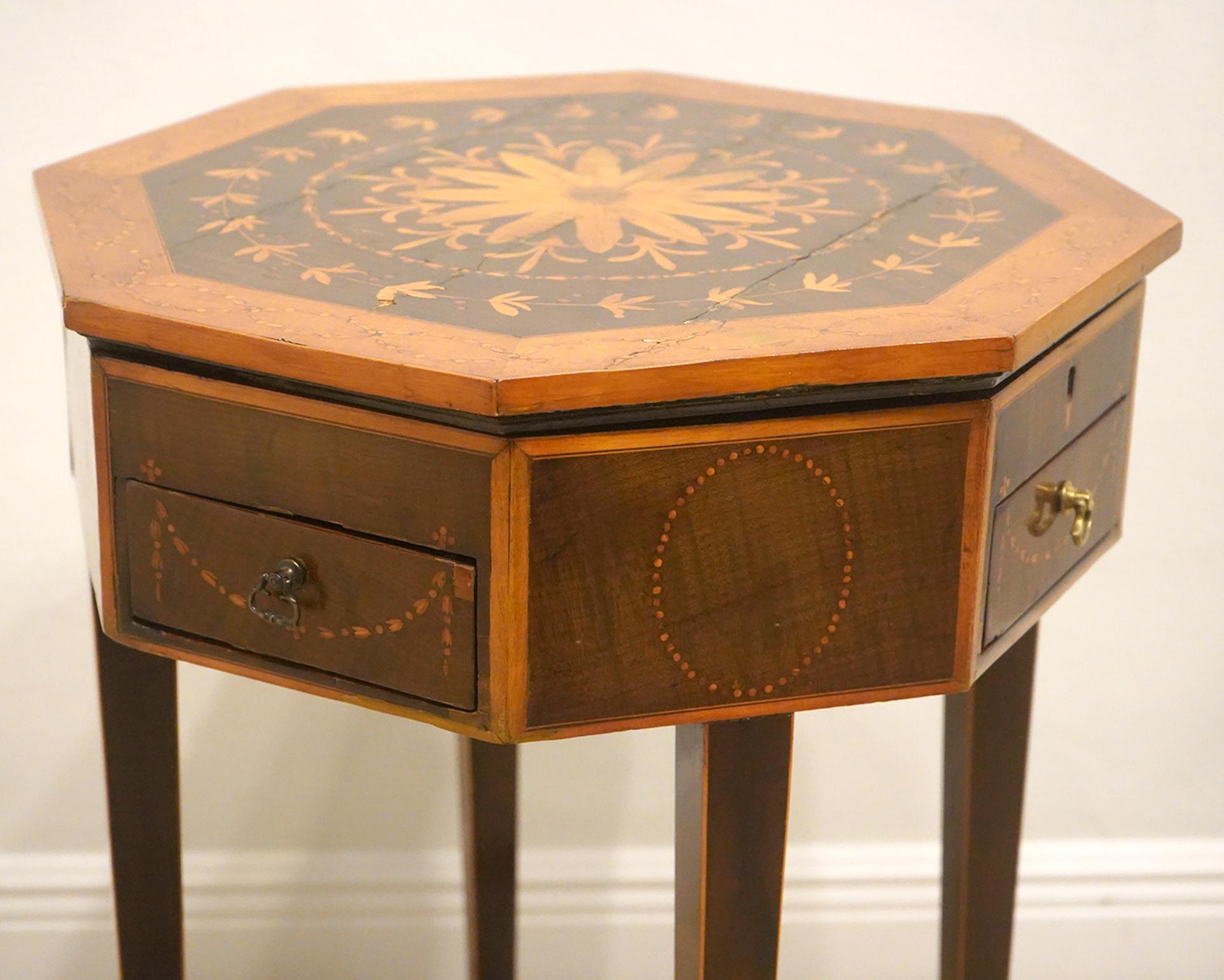 Table de couture à 3 tiroirs en acajou anglais avec de belles incrustations en bois de satin en vente 10