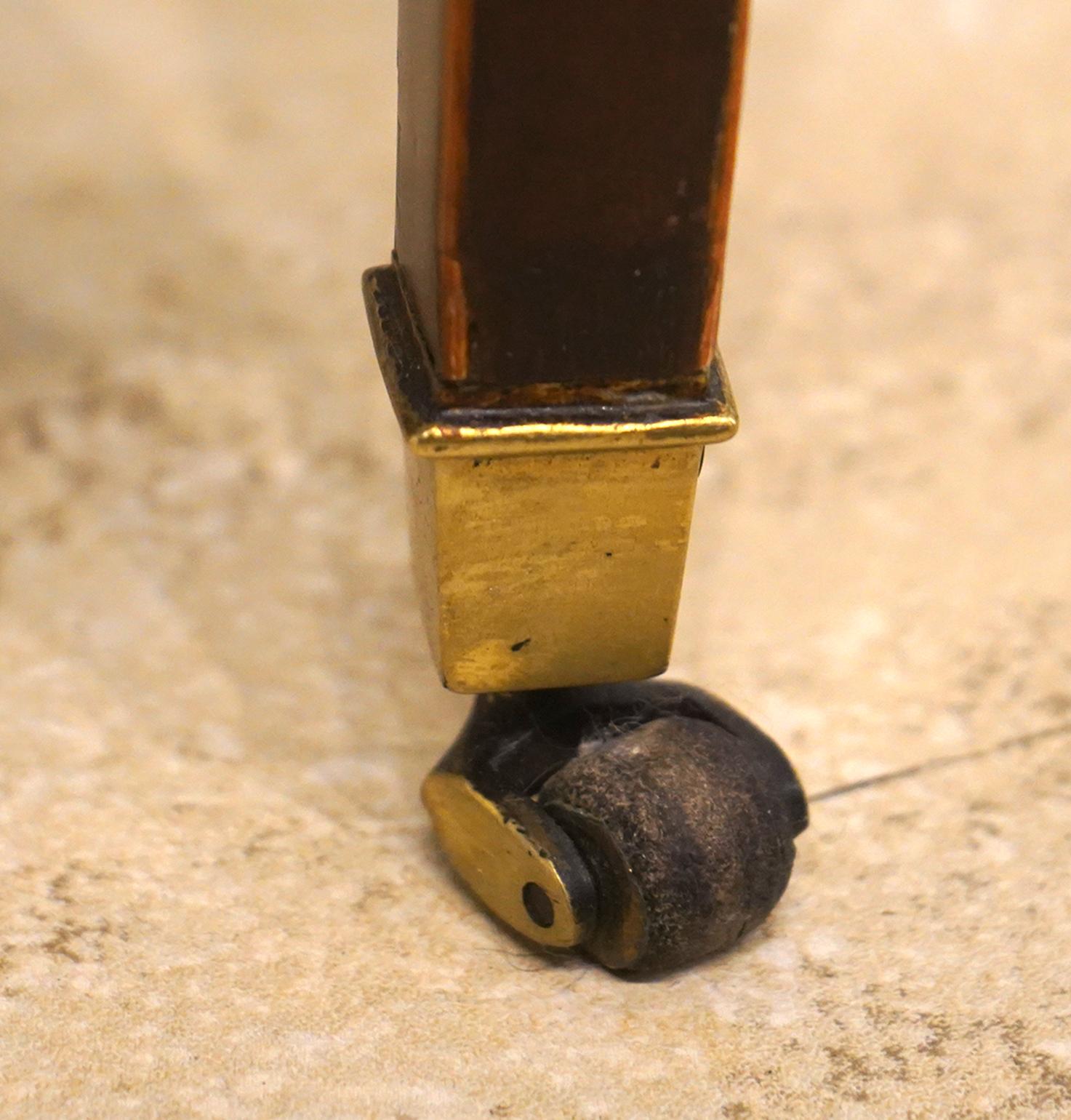 Table de couture à 3 tiroirs en acajou anglais avec de belles incrustations en bois de satin en vente 11