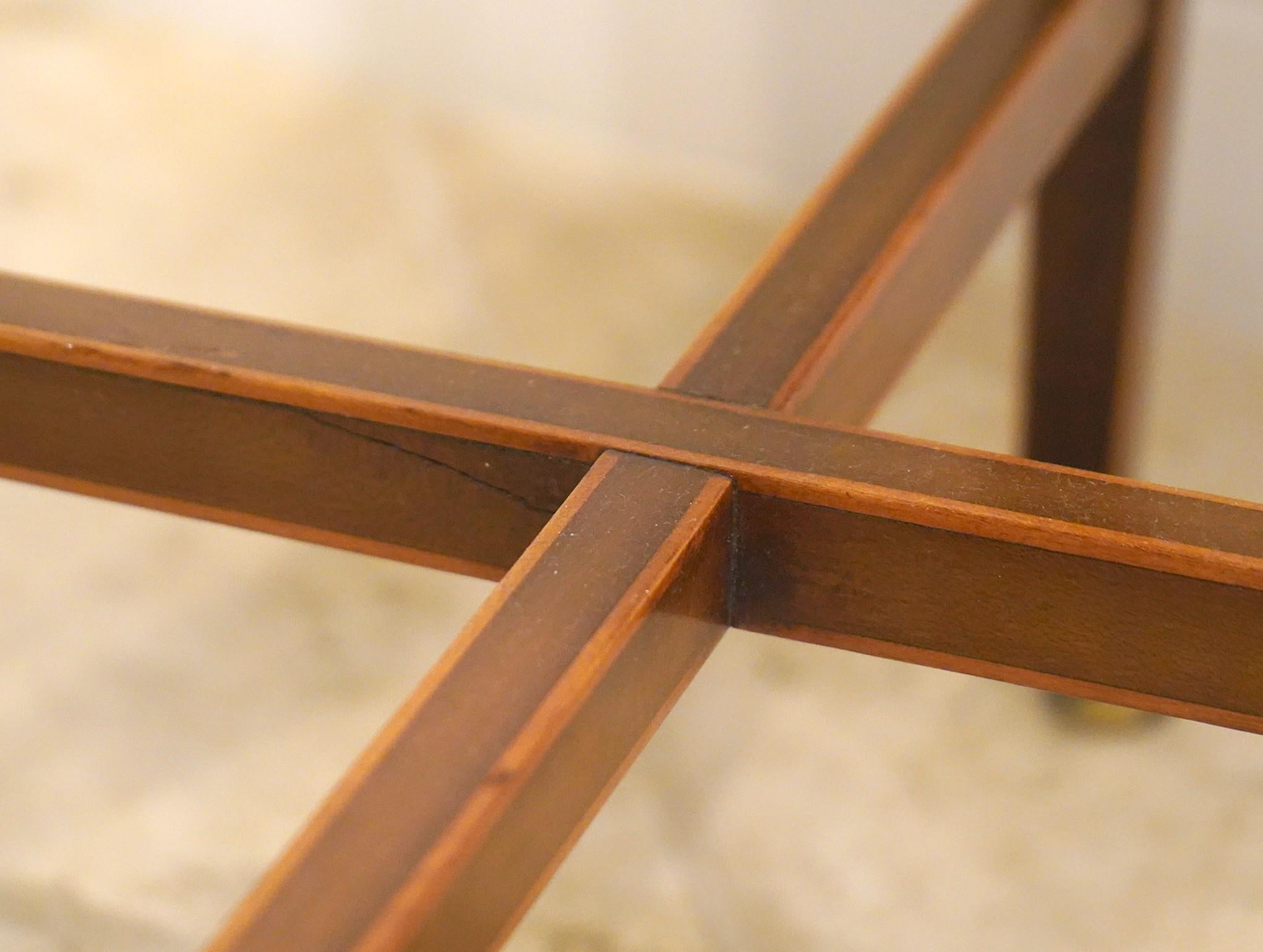 Table de couture à 3 tiroirs en acajou anglais avec de belles incrustations en bois de satin en vente 12