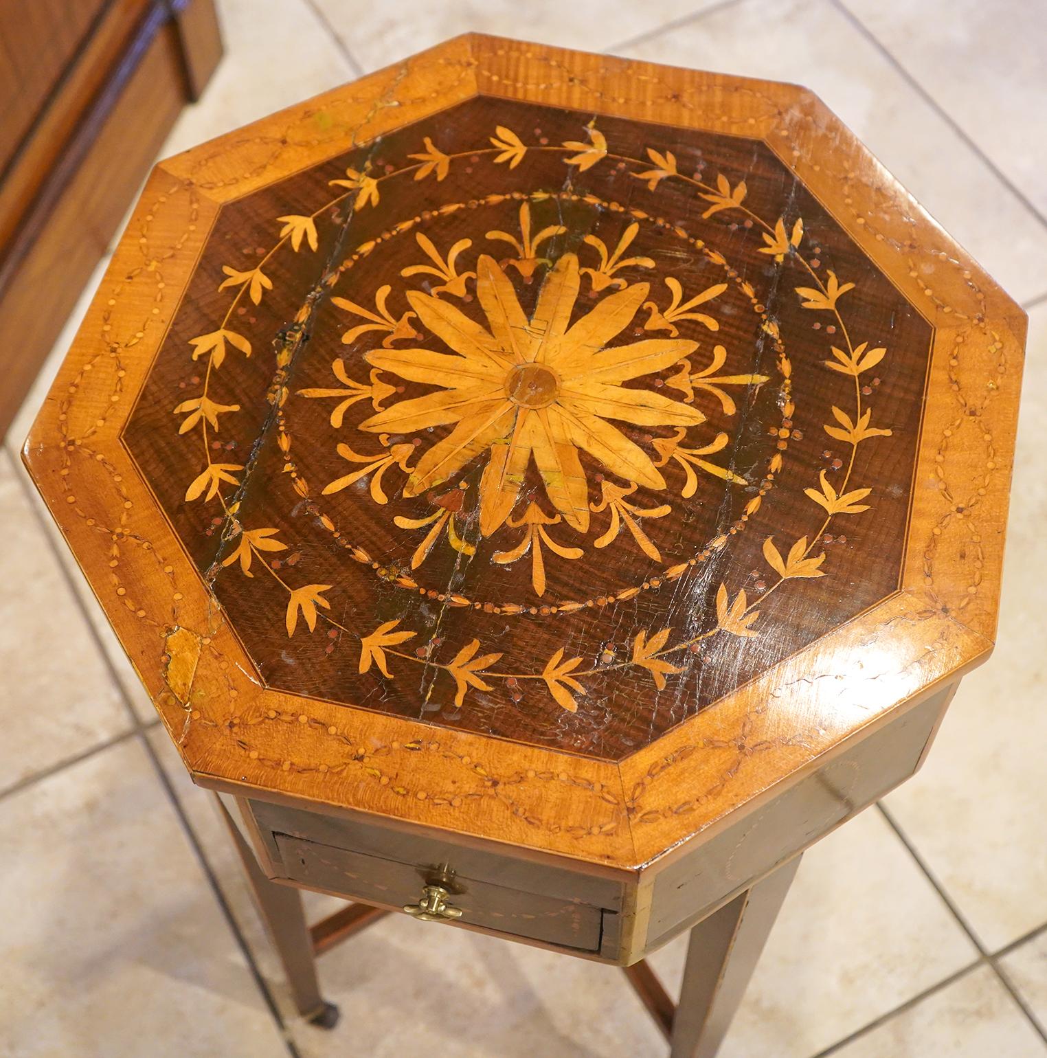 Anglais Table de couture à 3 tiroirs en acajou anglais avec de belles incrustations en bois de satin en vente