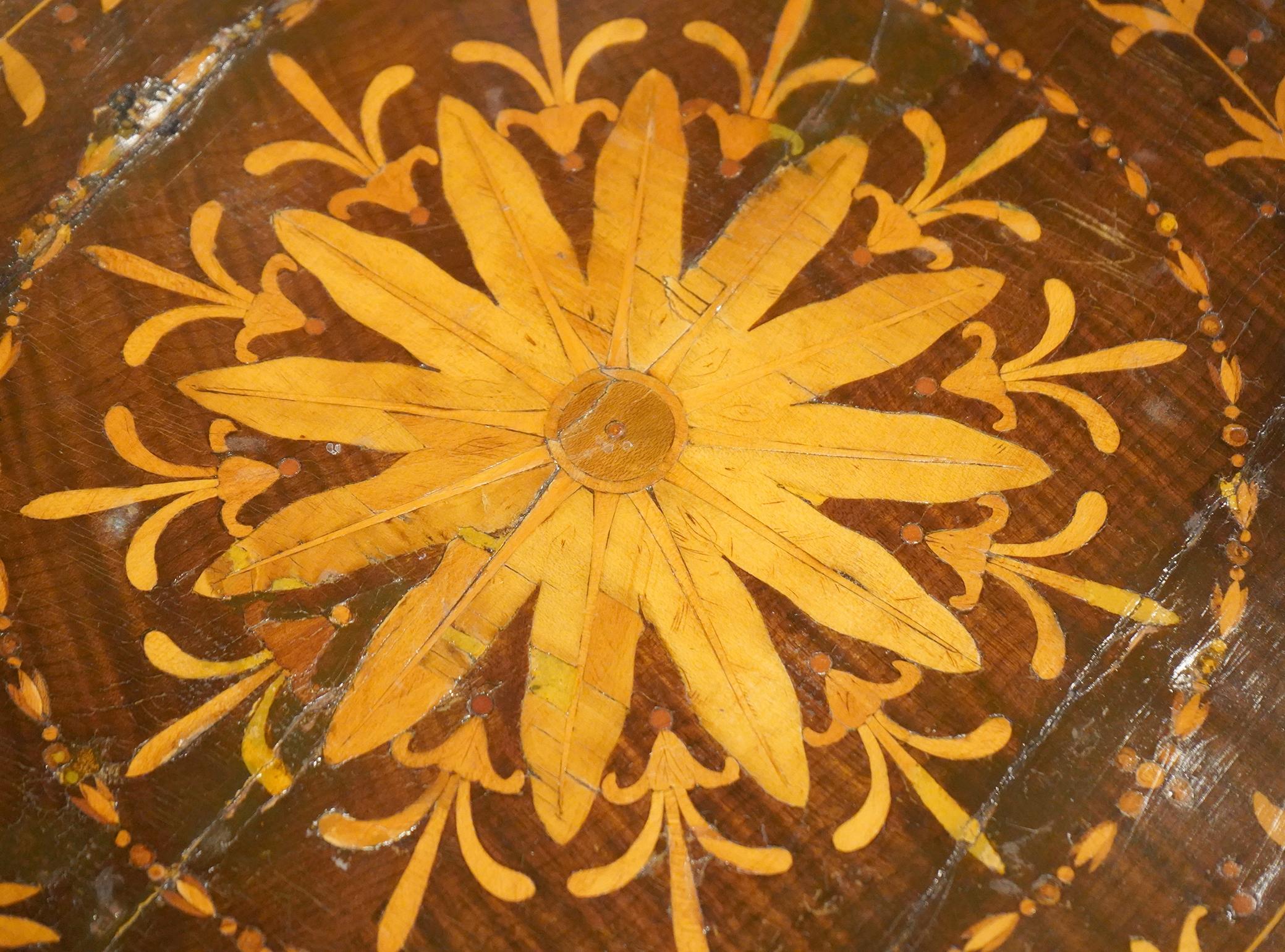 Incrusté Table de couture à 3 tiroirs en acajou anglais avec de belles incrustations en bois de satin en vente