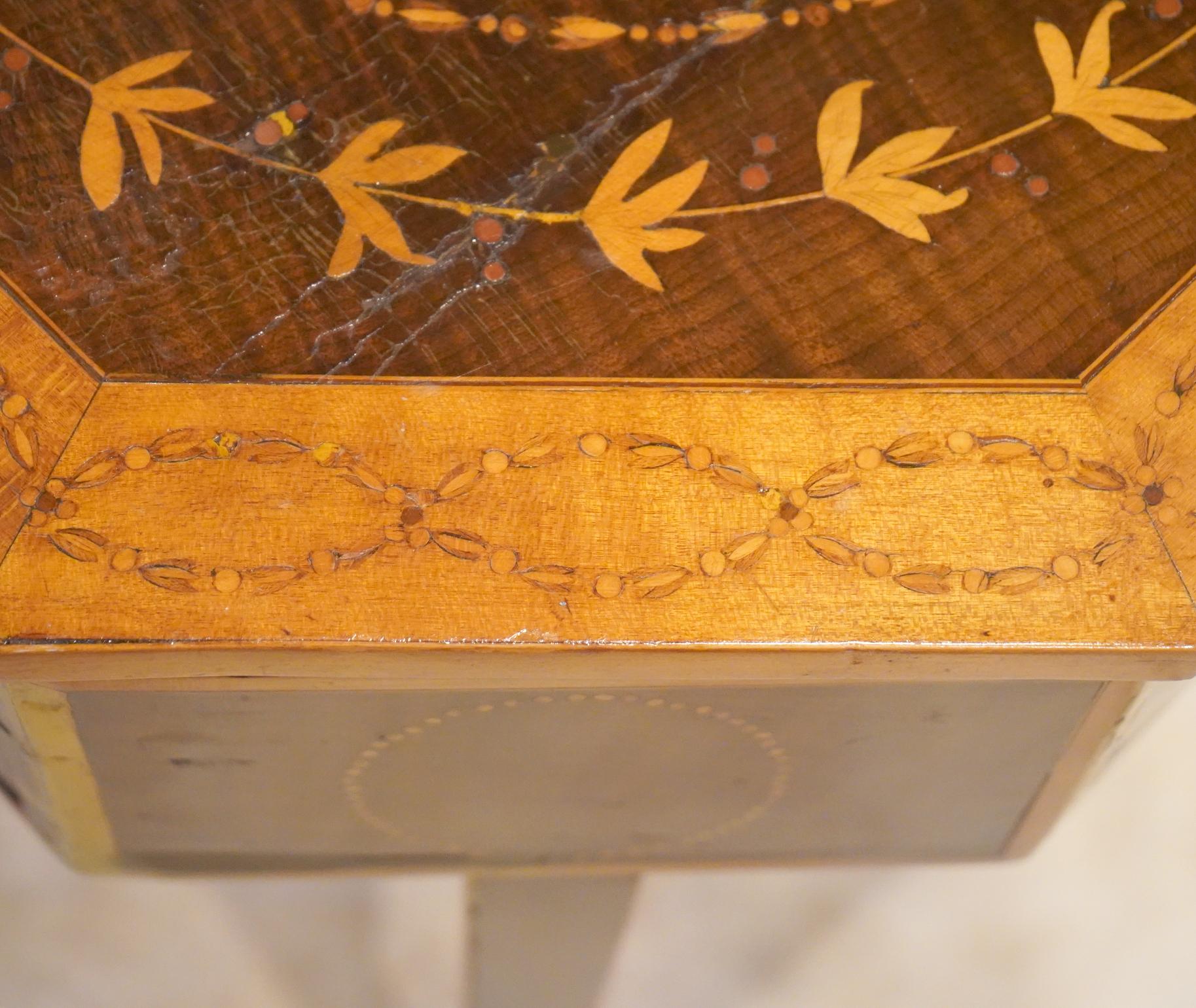 Table de couture à 3 tiroirs en acajou anglais avec de belles incrustations en bois de satin Bon état - En vente à Ft. Lauderdale, FL