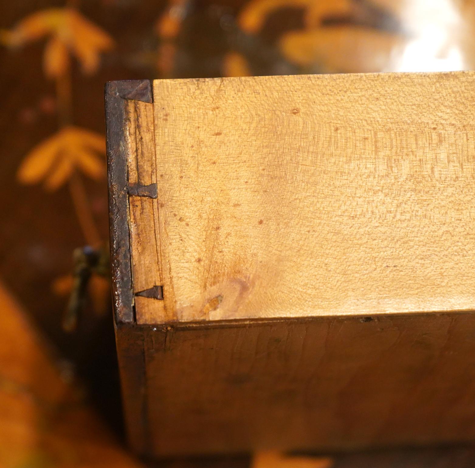 XIXe siècle Table de couture à 3 tiroirs en acajou anglais avec de belles incrustations en bois de satin en vente