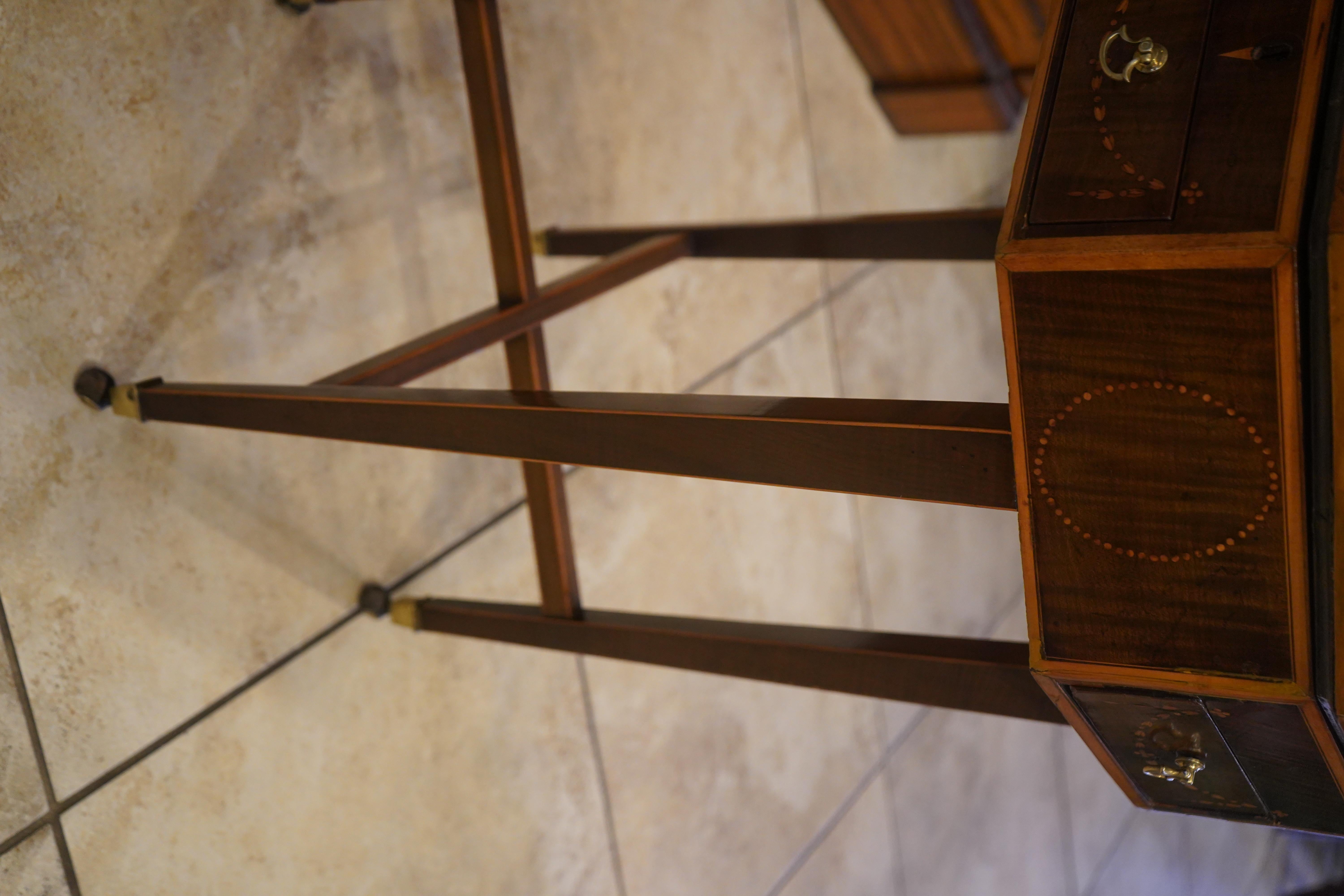 Laiton Table de couture à 3 tiroirs en acajou anglais avec de belles incrustations en bois de satin en vente