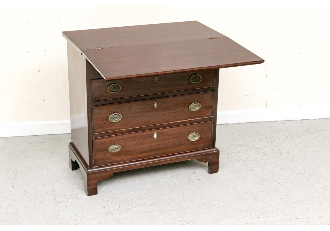 Cassettone inglese in mogano con quattro cassetti graduati. Il cassetto superiore è affiancato da due cassetti che sostengono il piano d'appoggio. Il lucchetto è marchiato Made in England. Il tutto appoggiato su piedi a staffa.

Dimensioni: 28