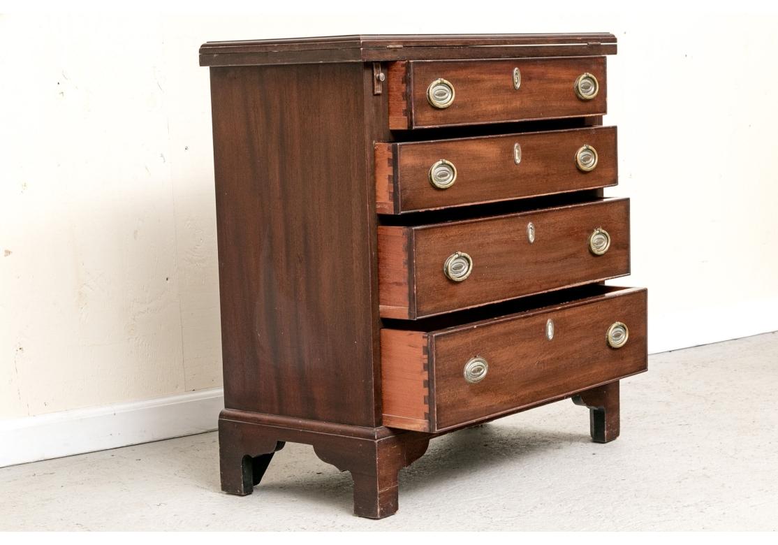 Ottone Cassettiera a 4 cassetti in mogano inglese con piano ribaltabile da restaurare in vendita