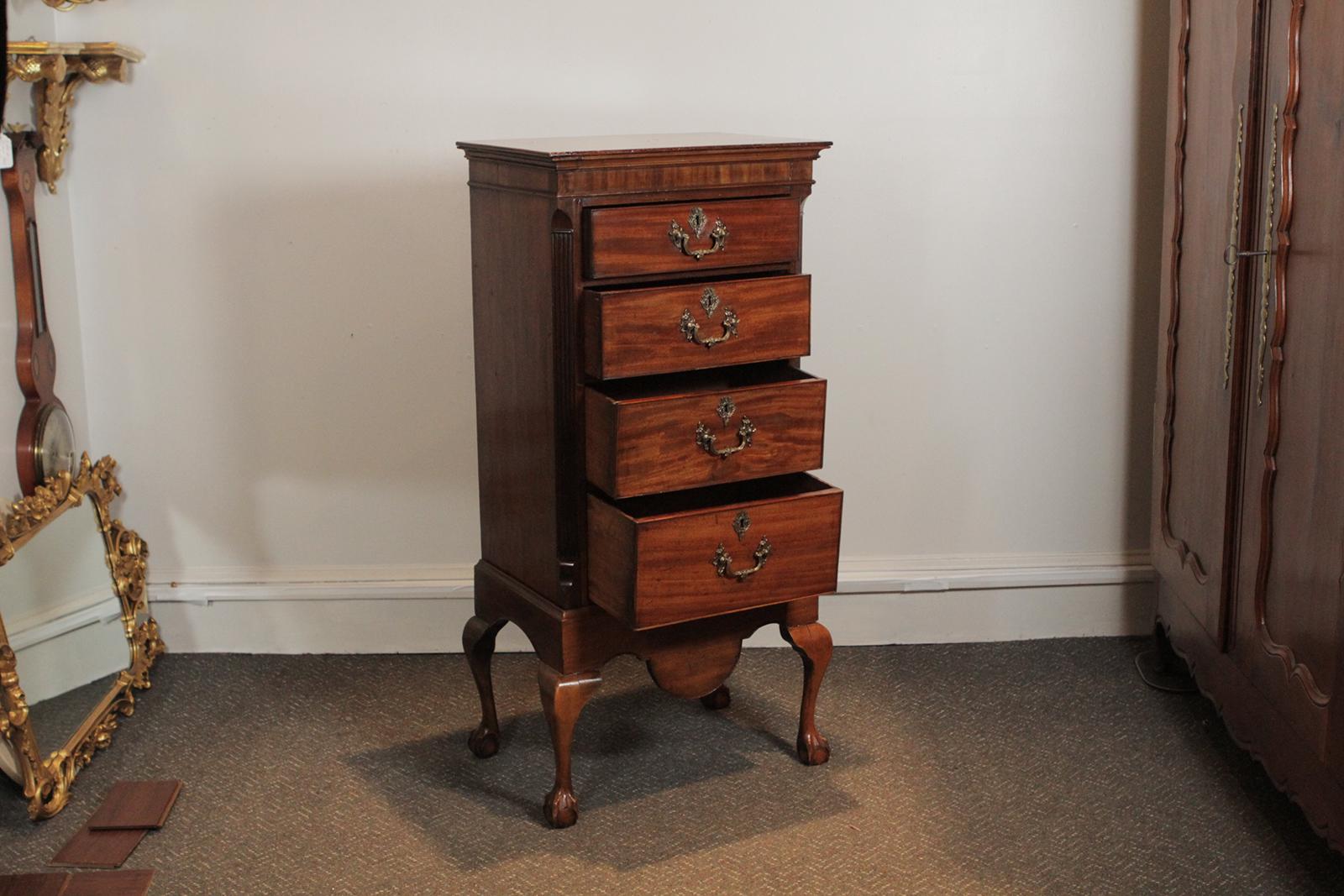 English Mahogany 4-Drawer Tall/Lingerie Chest, circa 1820-1840 In Good Condition In Lambertville, NJ