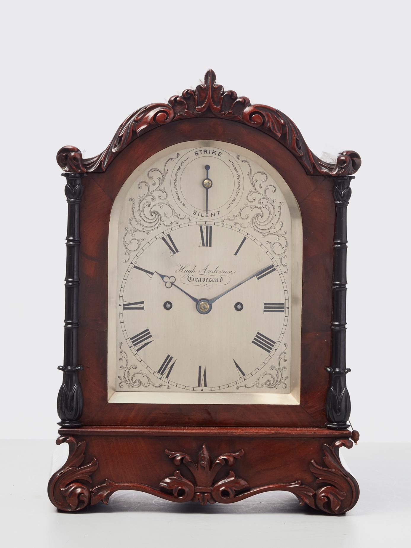 Une belle horloge victorienne à console avec un boîtier en acajou exceptionnellement attrayant, avec de bonnes proportions et de belles sculptures sur bois détaillées, vers 1850.

Le cadran argenté typiquement victorien, finement gravé, avec