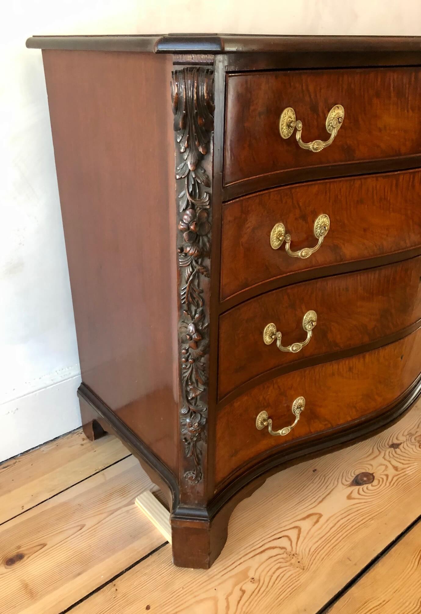 English George II Chippendale Style Mahogany and Amboyna Chest of Drawers In Good Condition In Kinderhook, NY