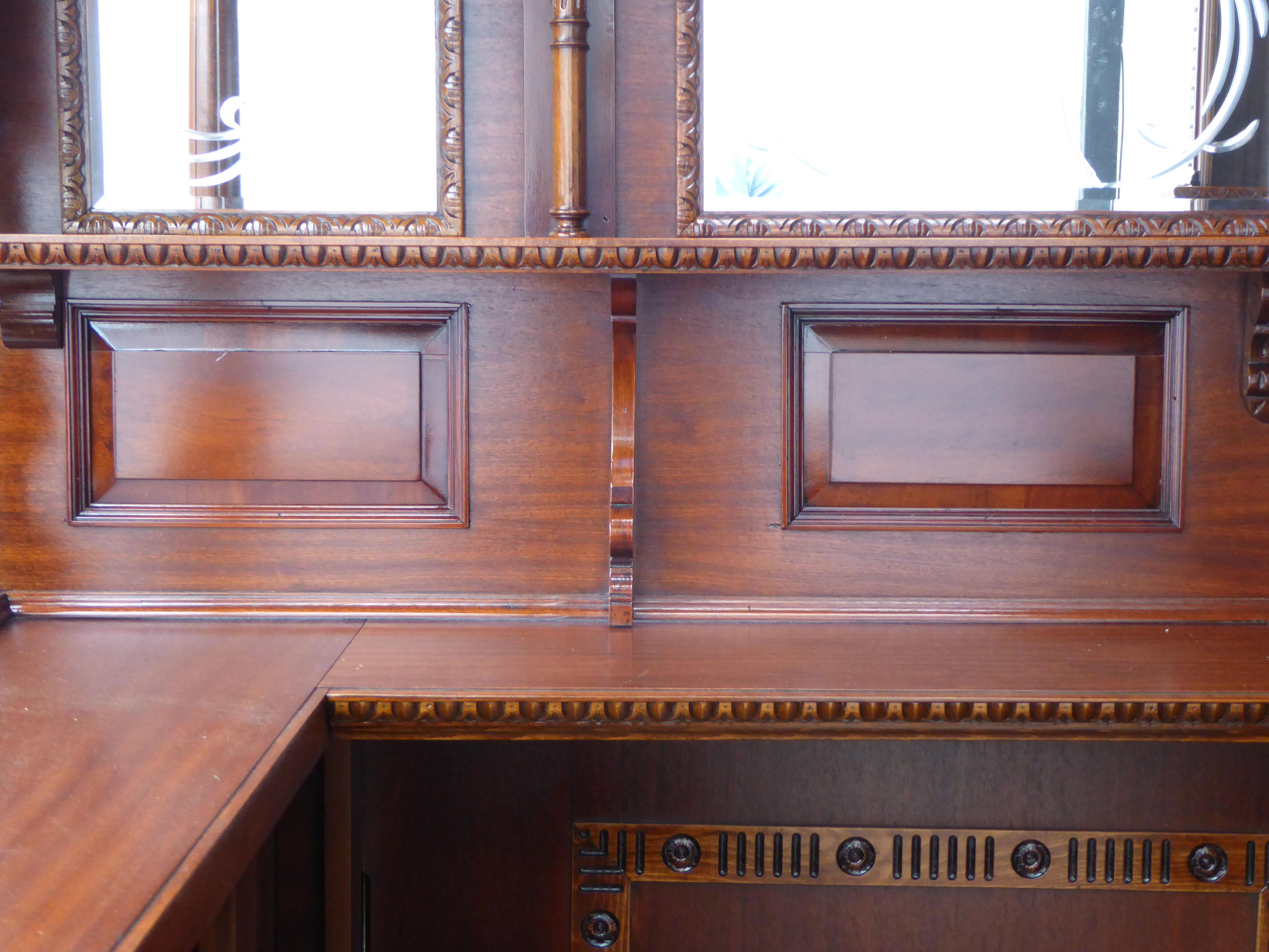 Bar à angle droit en acajou anglais et noyer sculpté 4