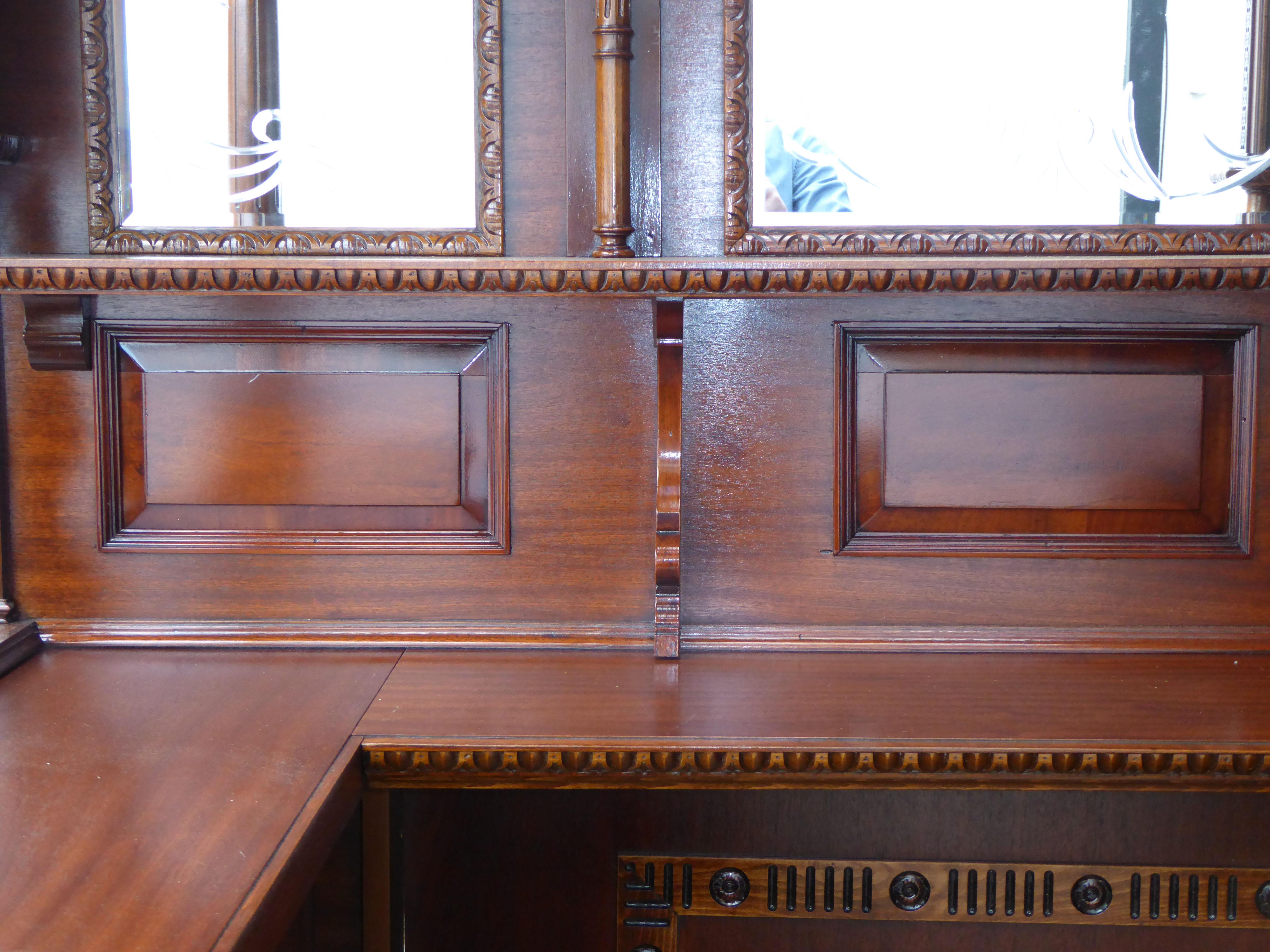 Bar à angle droit en acajou anglais et noyer sculpté 1