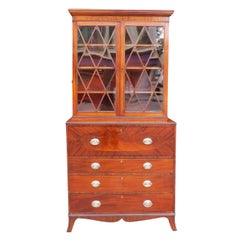 Secretaria inglesa de caoba y madera satinada con librería C. 1780