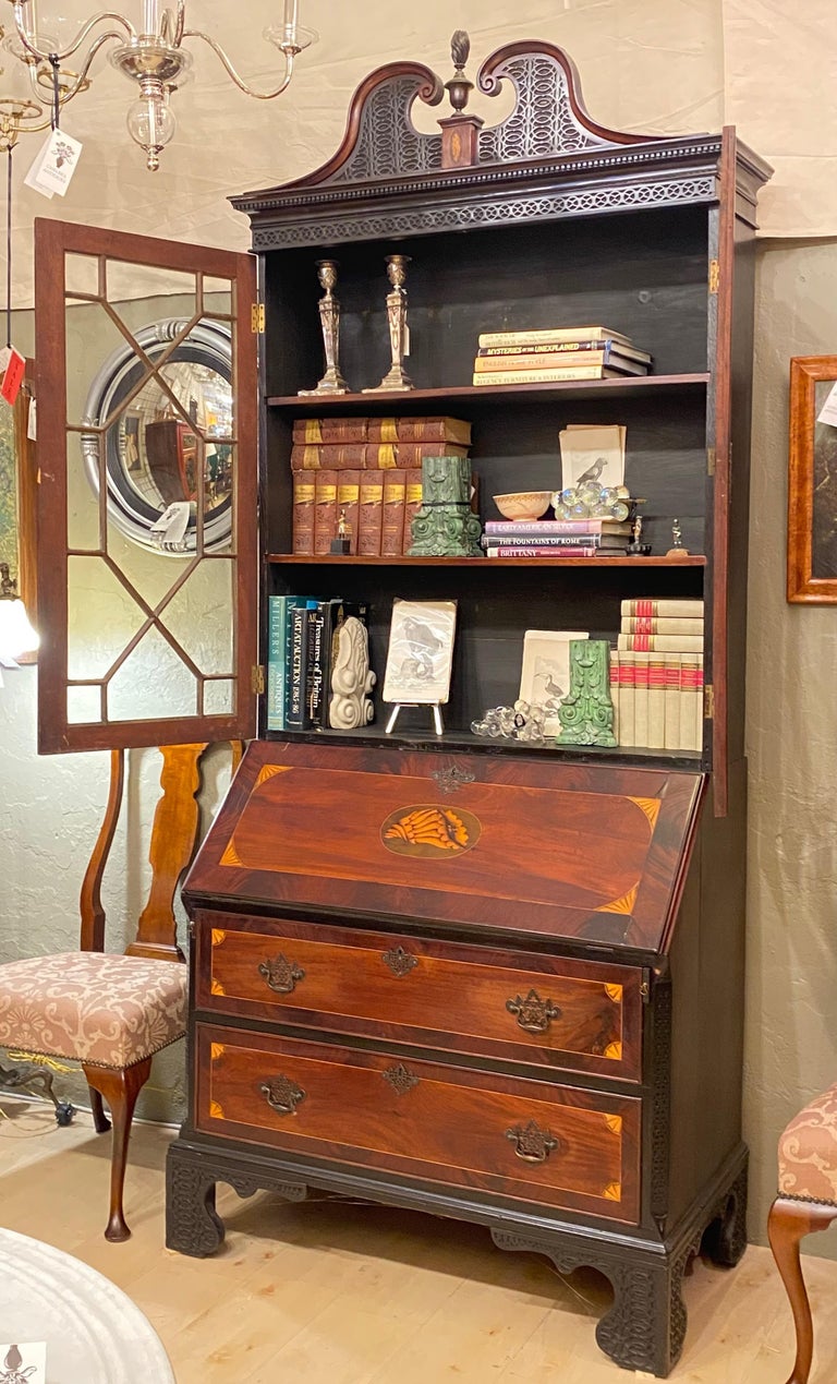 Bibliothèque de bureau secrétaire anglaise en acajou et bois de satin