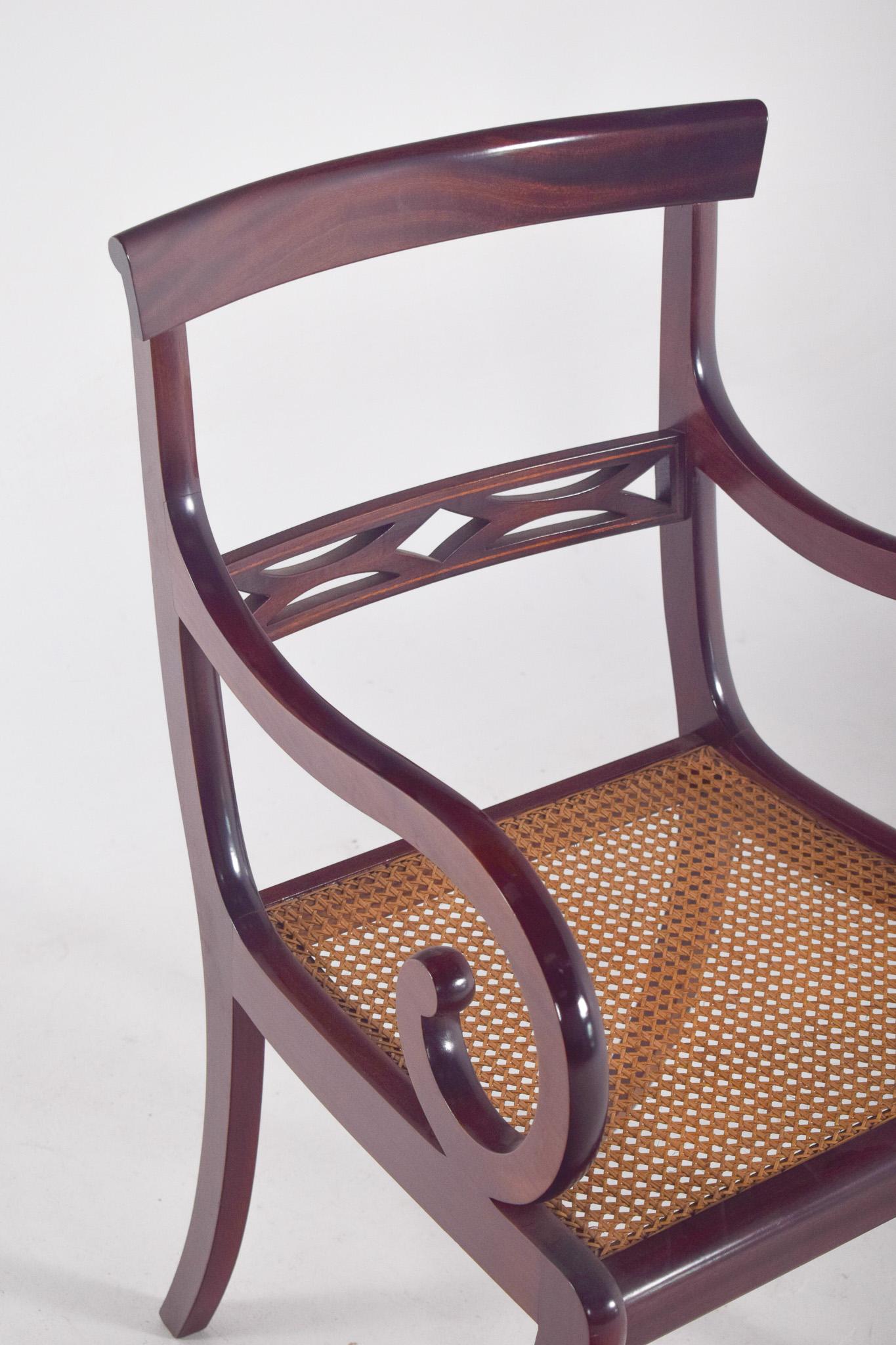 Anglais Chaise à accoudoirs en acajou anglais avec assise en paille en vente