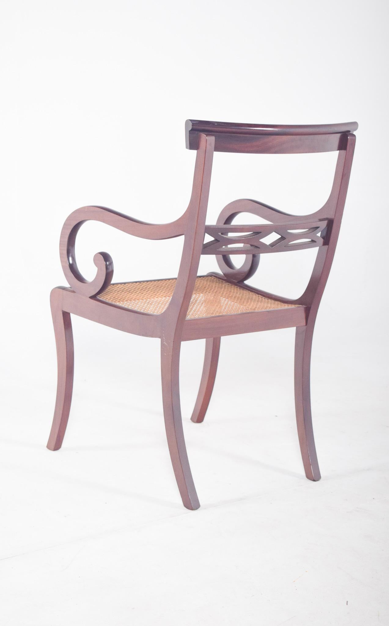 20ième siècle Chaise à accoudoirs en acajou anglais avec assise en paille en vente